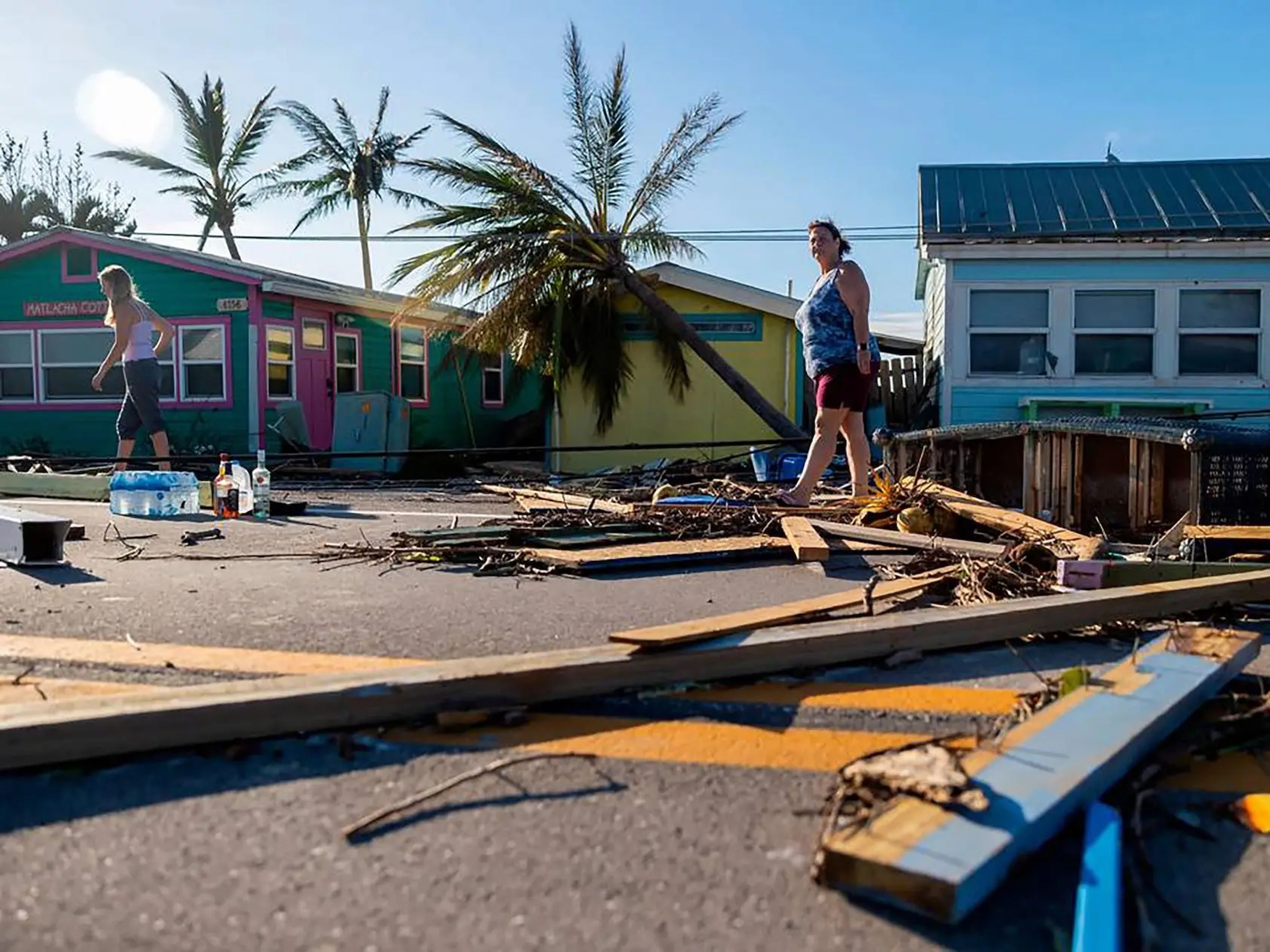 Una mujer inspecciona los daños en Pine Island Road, Florida, tras el paso del huracán Ian.