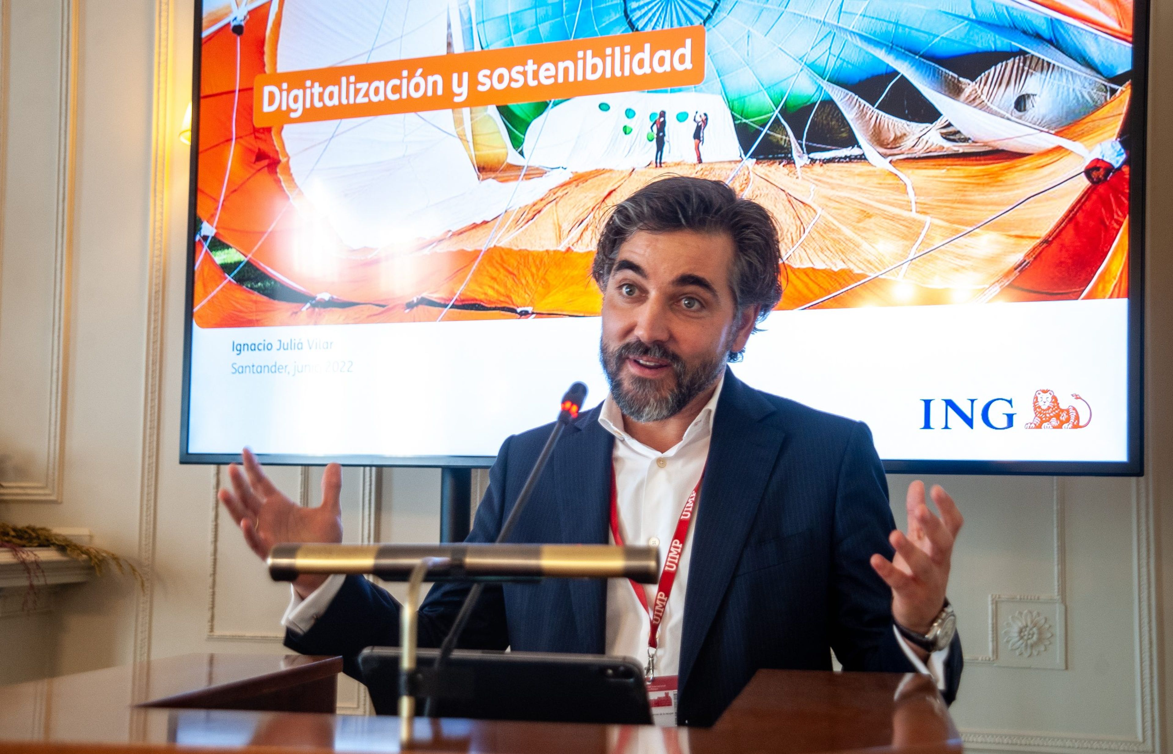 Ignacio Juliá Villar, consejero delegado de ING para España y Portugal, durante su intervención en el curso de verano organizado por la APIE en la UIMP.