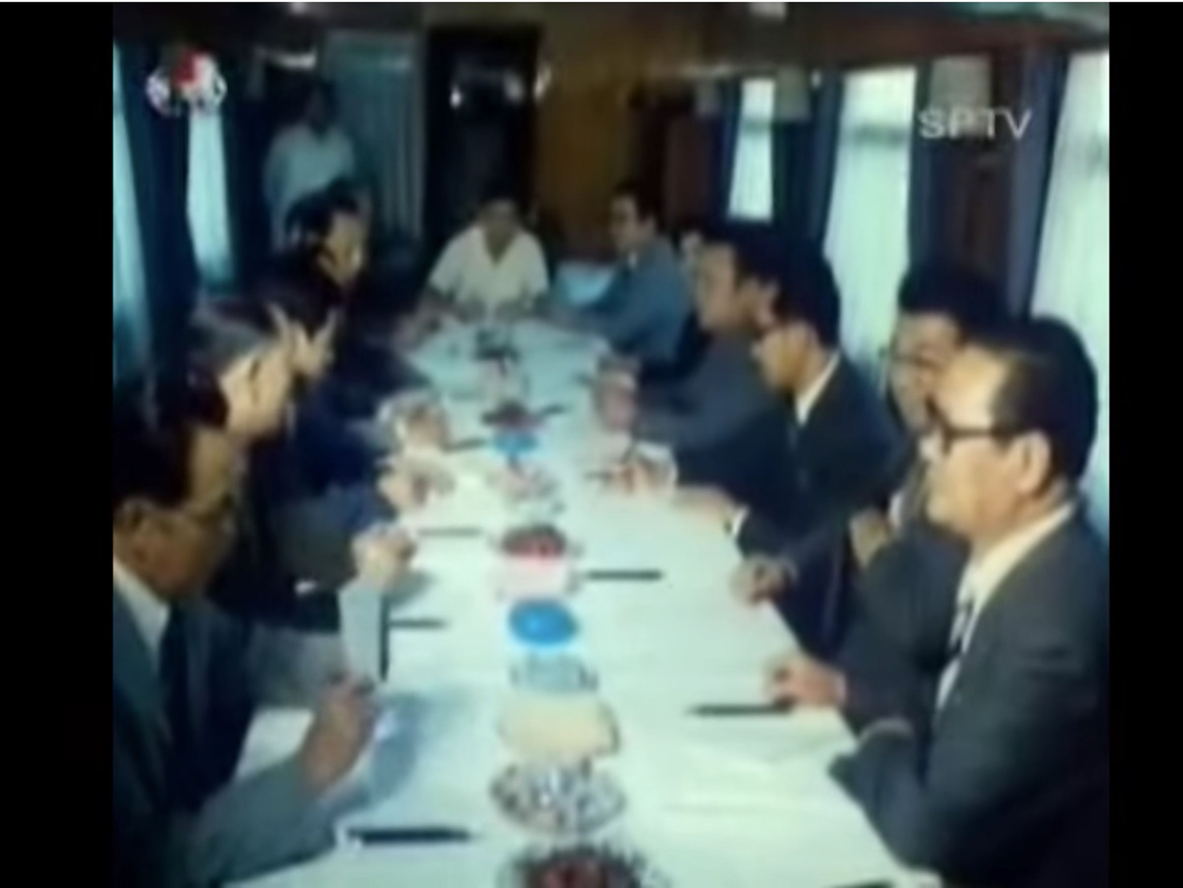 Imágenes sin fechar de funcionarios norcoreanos en un vagón restaurante del tren blindado personal de la familia Kim.
