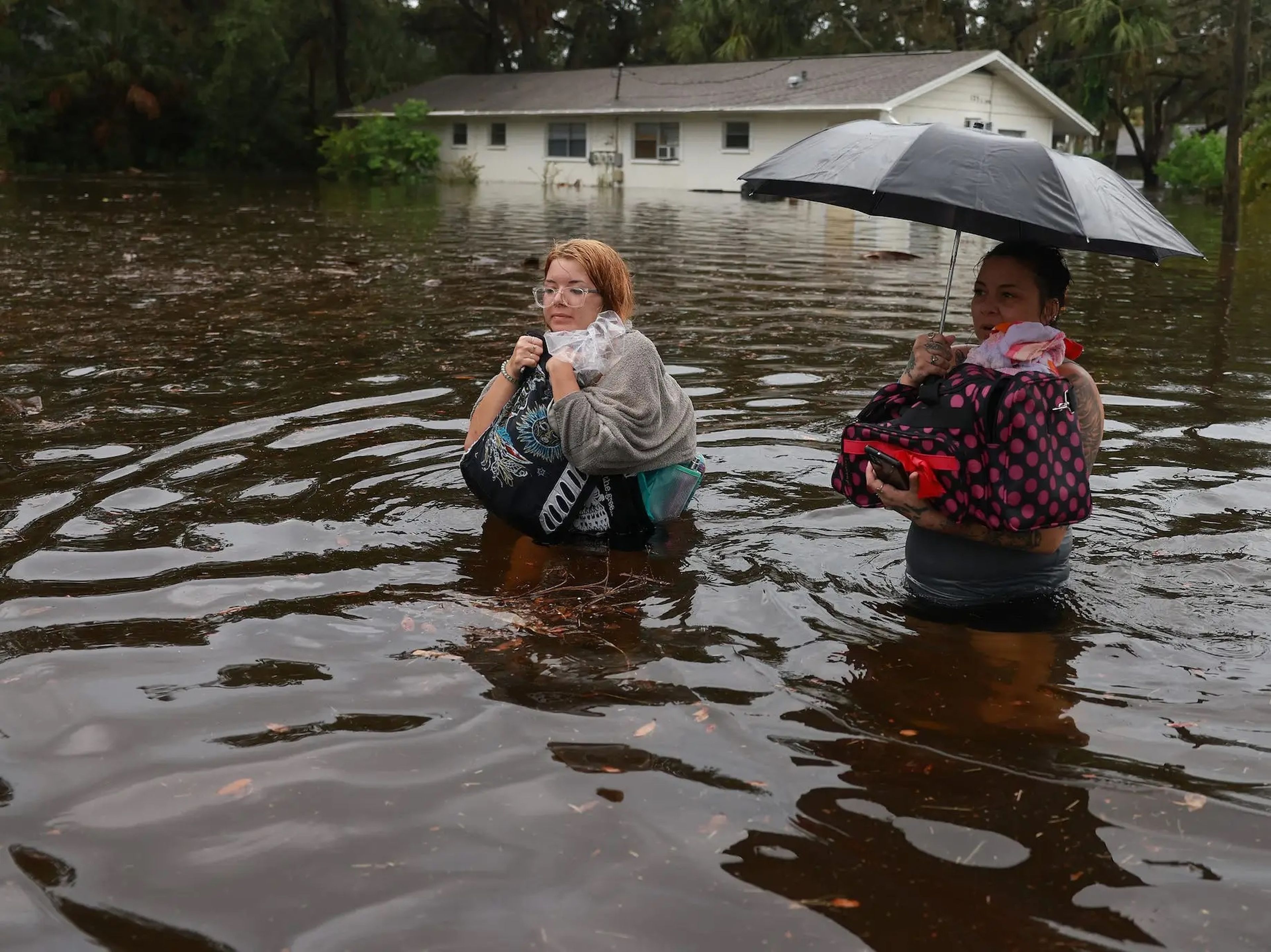 Los habitantes de Tarpon Springs (Florida, Estados Unidos) tuvieron que evacuar sus casas después de que el huracán Idalia inundara la zona durante el verano.