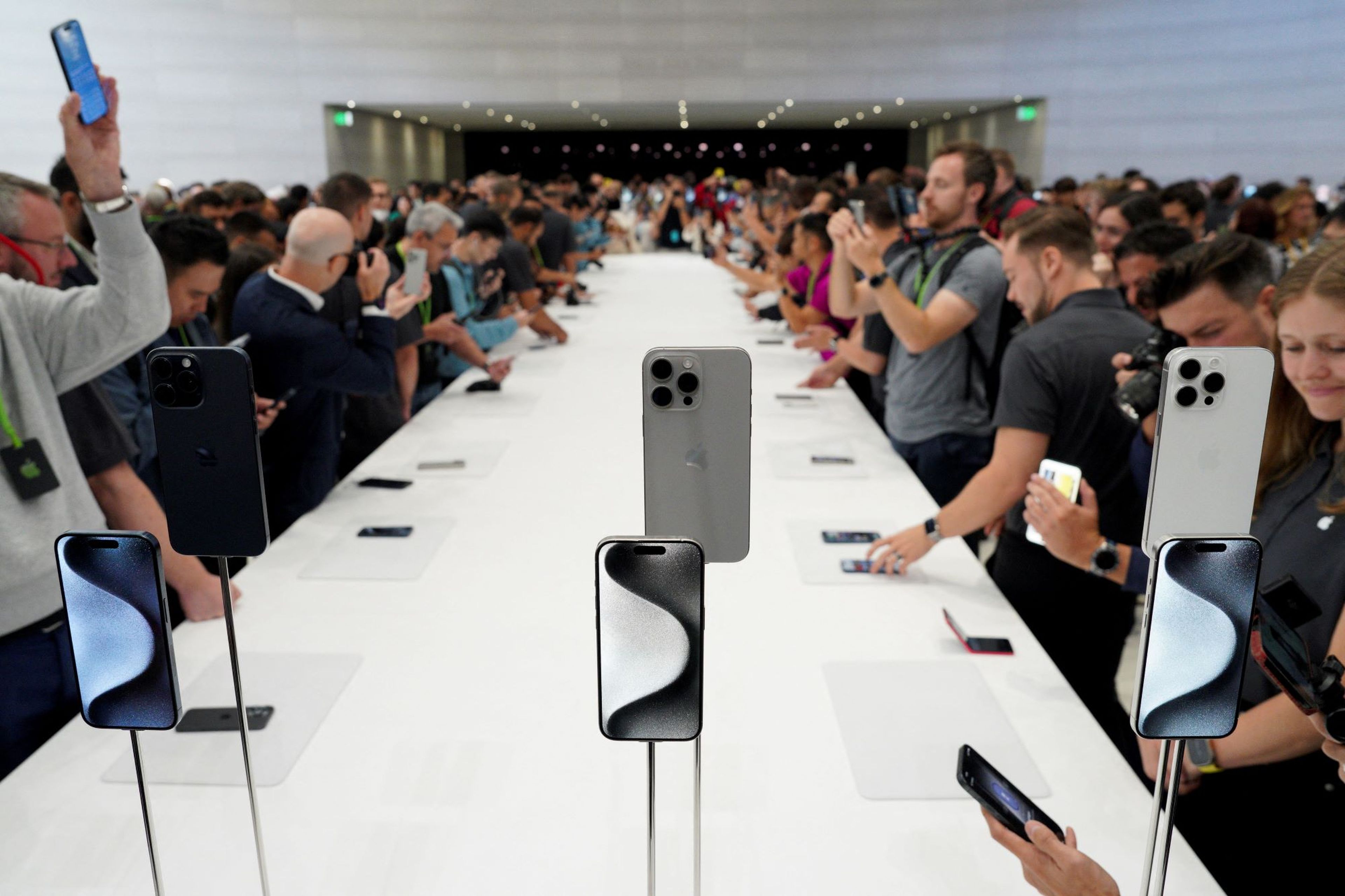 El iPhone 15 Pro se presenta durante el evento 'Wonderlust' en la sede de la compañía en Cupertino.