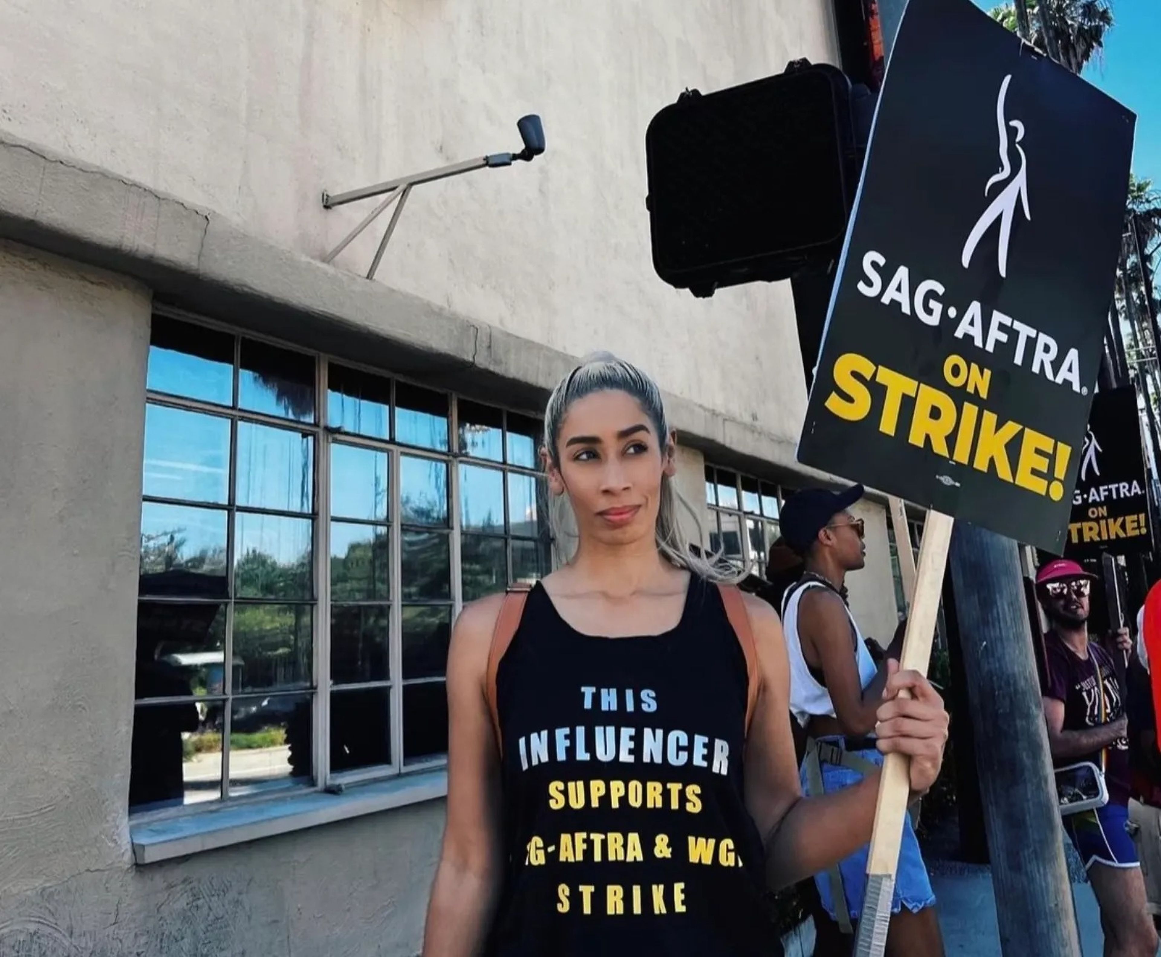 Jasmine Paige Moore, creadora de contenido en las redes sociales, durante uno de los piquetes que ha tenido lugar durante la huelga de SAG-AFTRA.