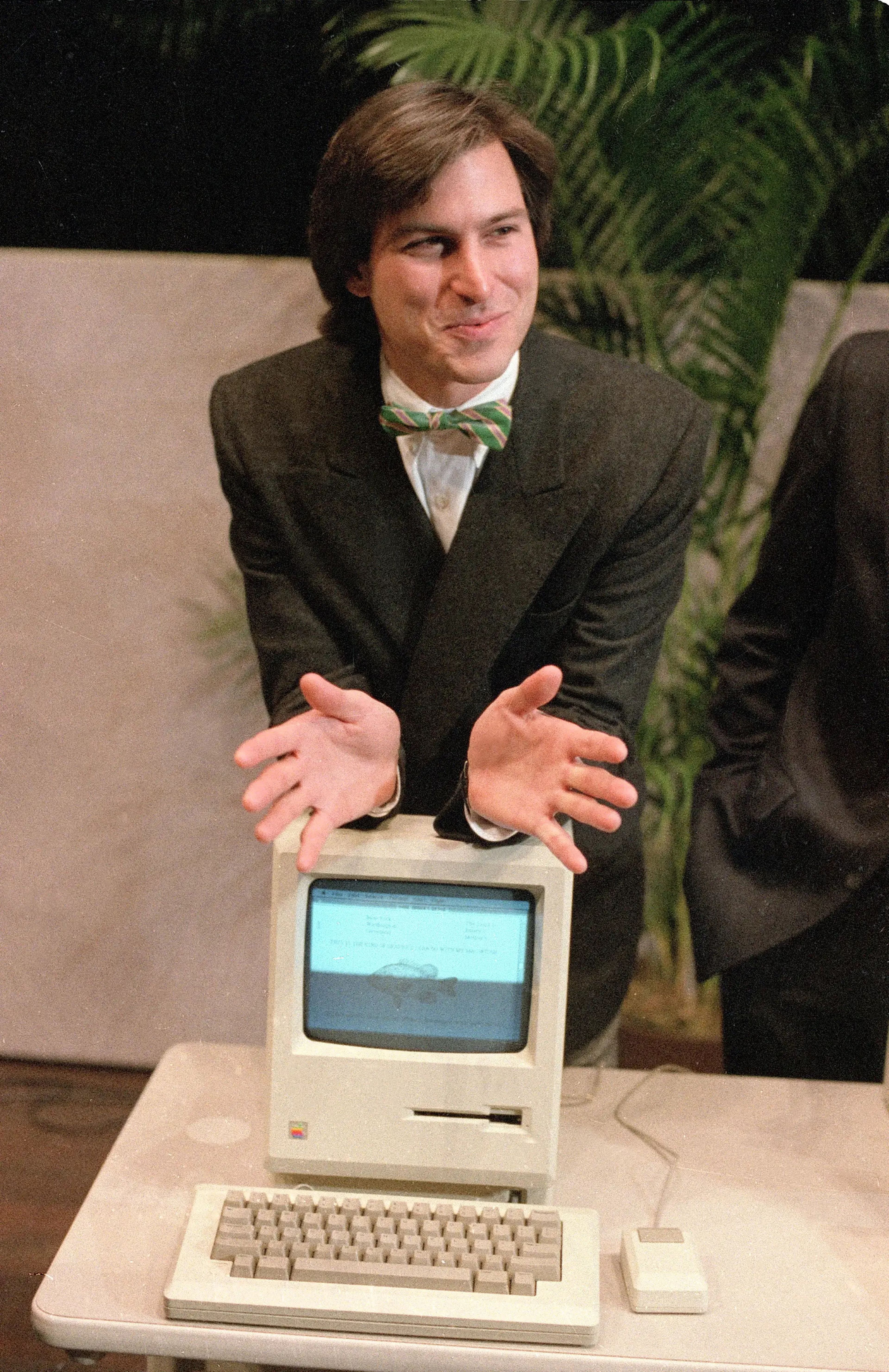 Jobs, presidente del consejo de administración de Apple Computer, y el nuevo ordenador personal Macintosh tras una junta de accionistas en Cupertino, alrededor de 1984. 
