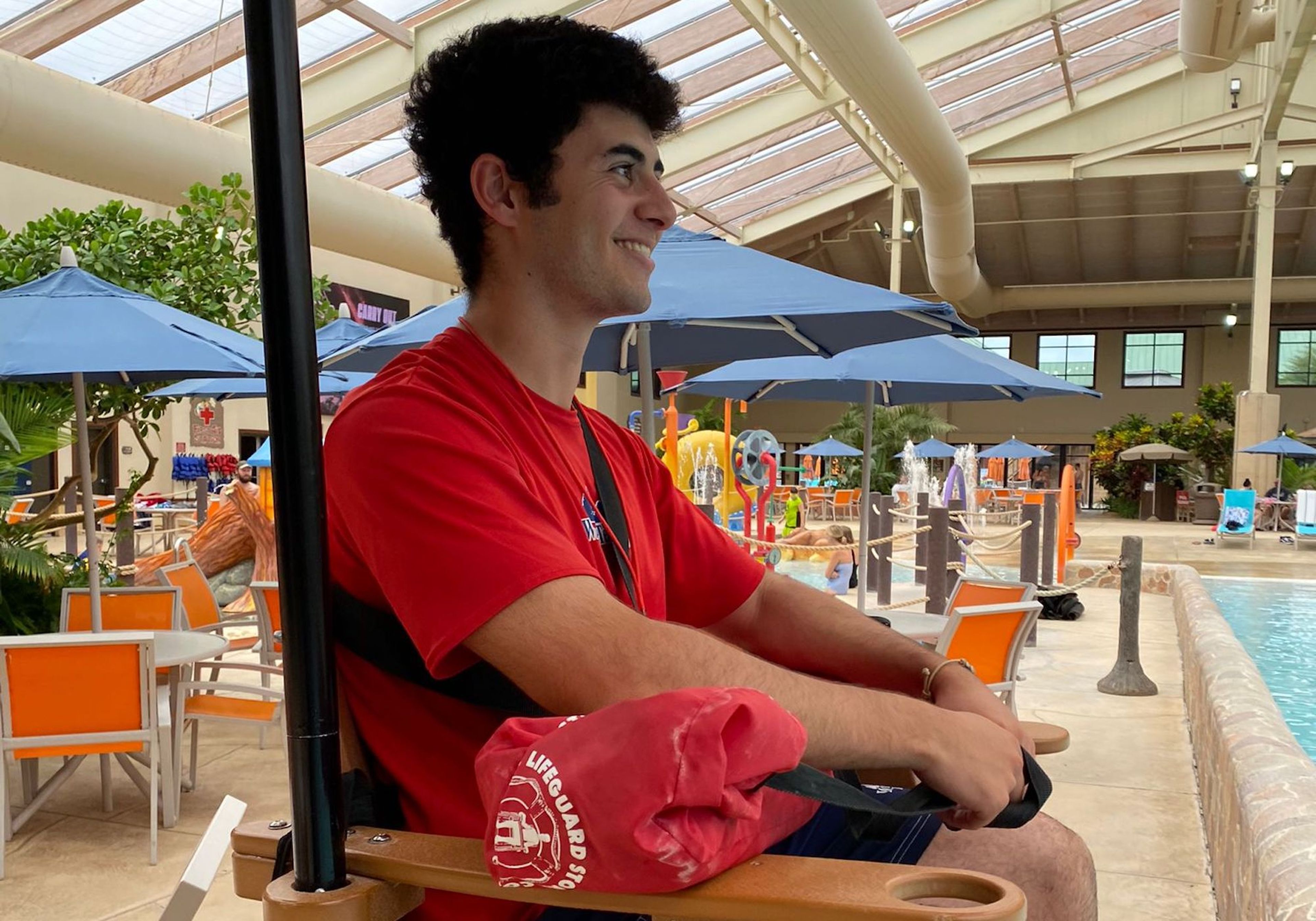 Julio, joven español de 22 años de edad, trabajando como socorrista en un parque de atracciones de Estados Unidos.