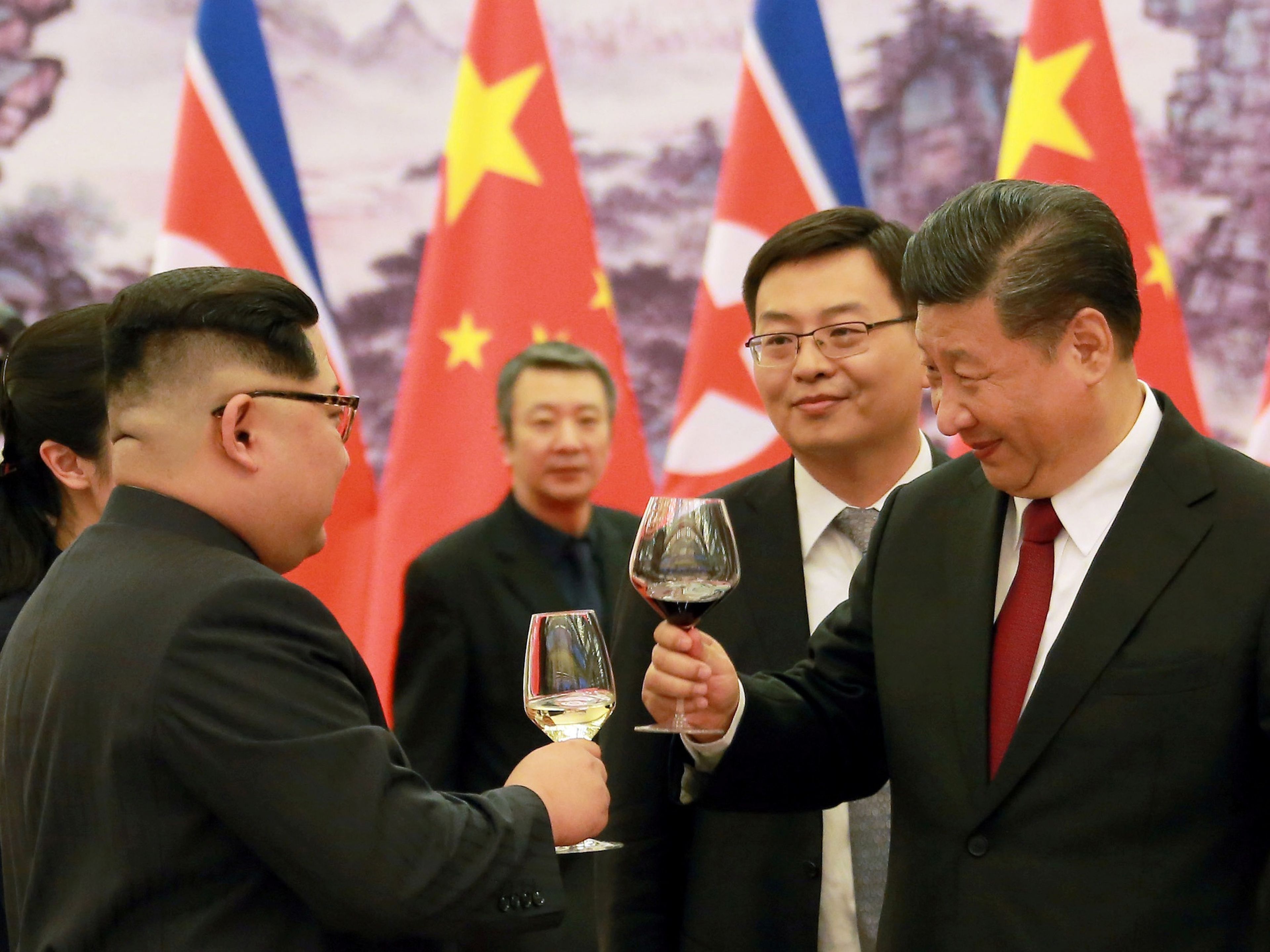 Kim brinda con el presidente chino, Xi Jinping, en Pekín en marzo de 2018.