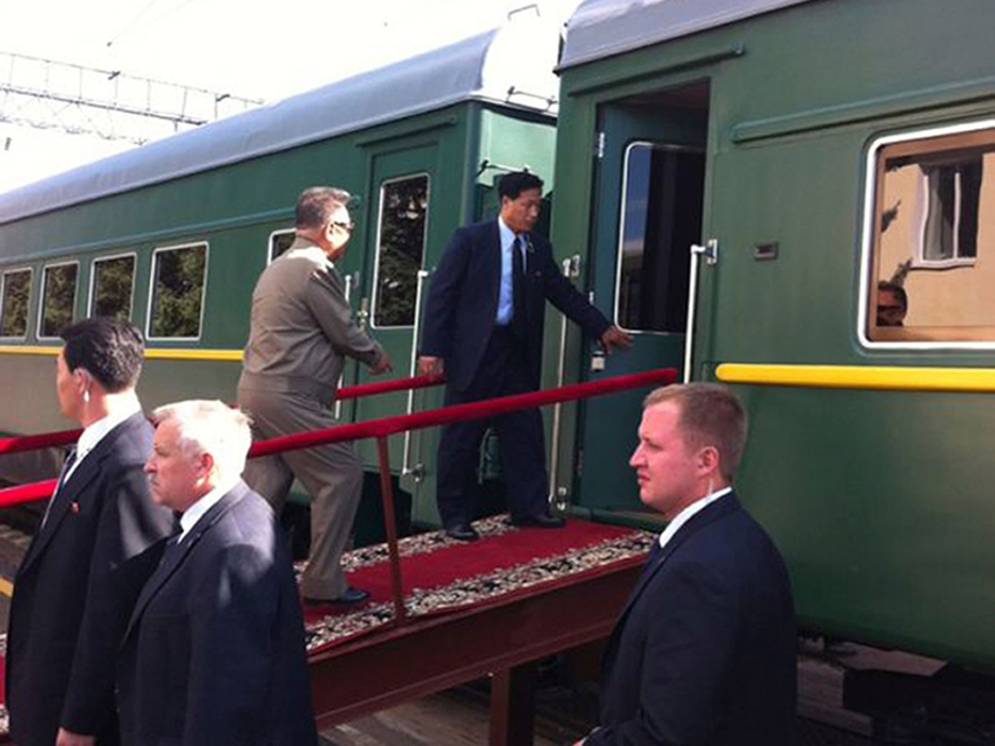 Kim Jong Il entra en el vagón por la rampa de la estación de ferrocarril de Bureya, en Siberia (Rusia), en agosto de 2011.