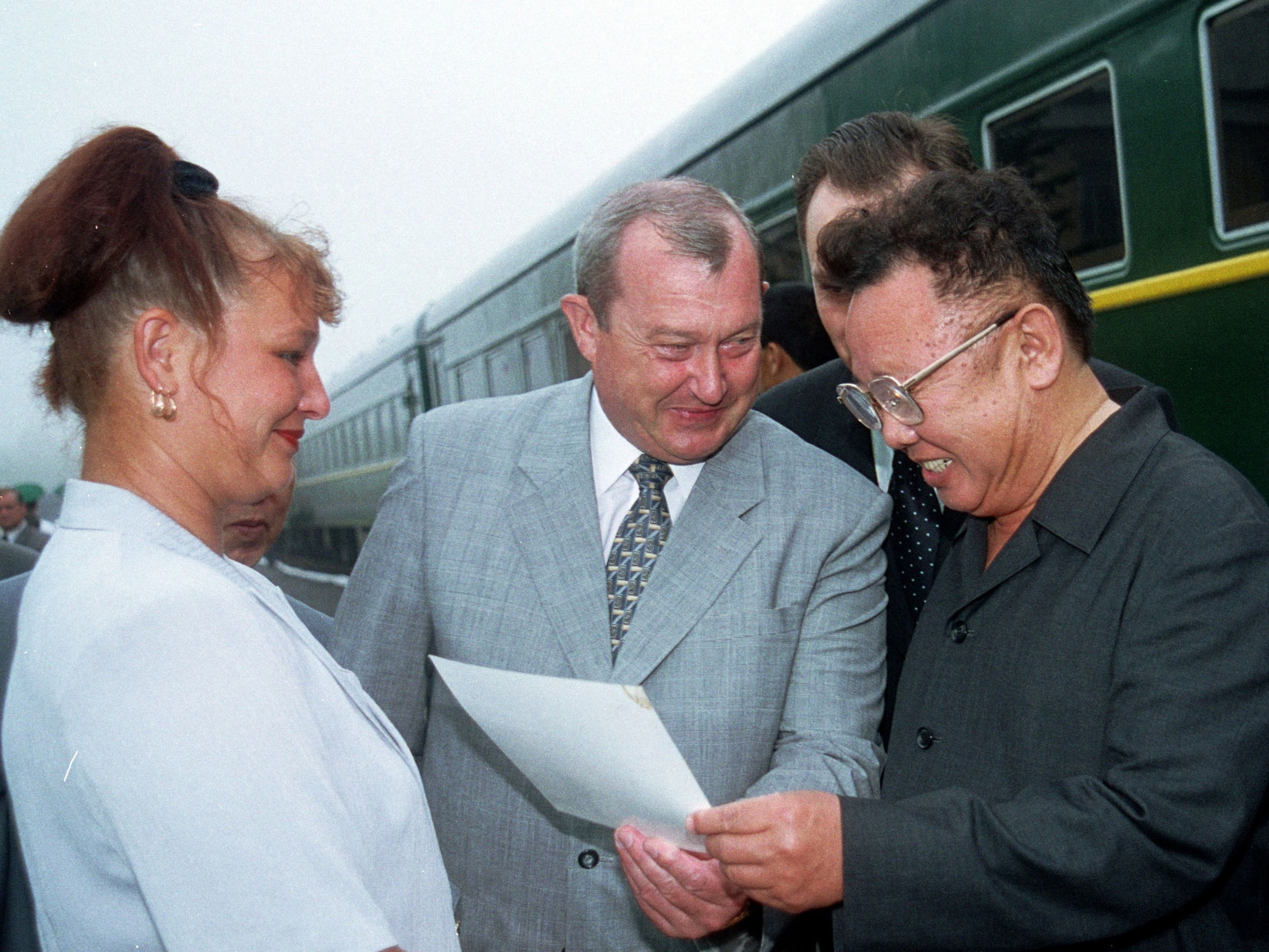 Kim Jong Il y Konstantin Pulikovsky, en el centro, cerca de Vladivostok en julio de 2001