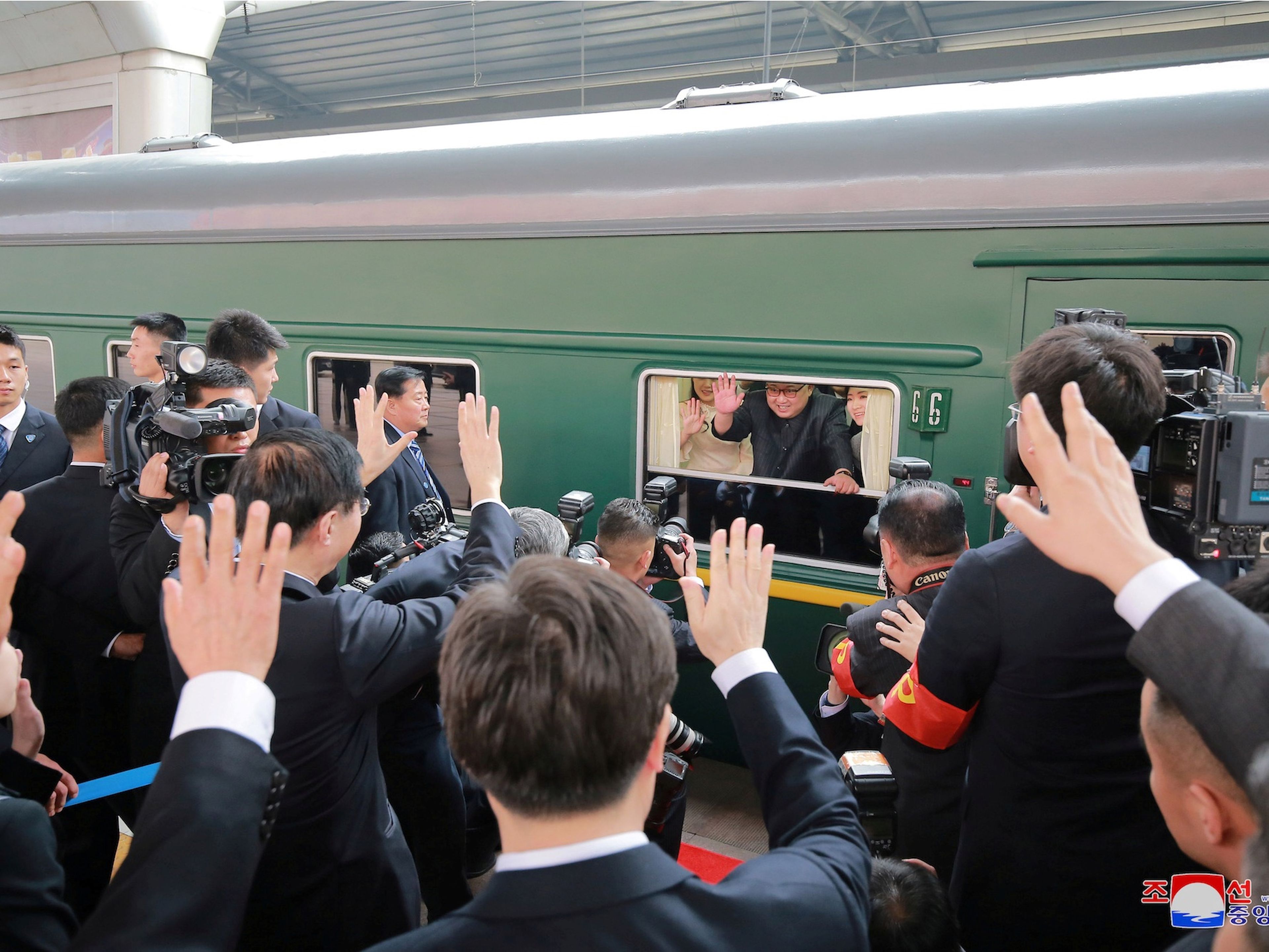 Kim Jong Un saluda desde su tren en China en marzo de 2018. No está claro si se tomó al llegar o al partir. 