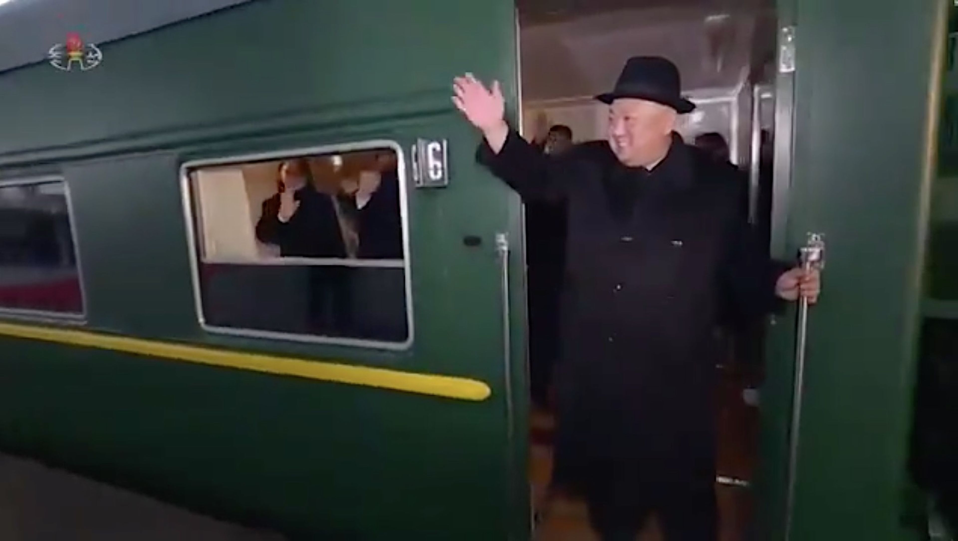 Kim saludando a la gente desde su tren en enero de 2019.