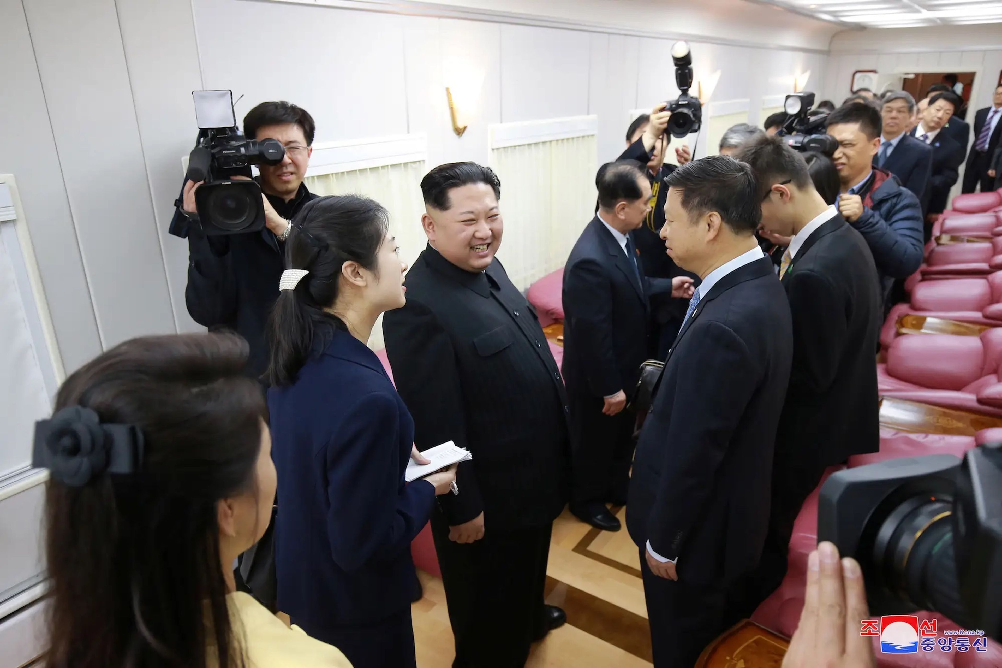 El líder norcoreano Kim Jong Un sonríe durante una visita no oficial a Pekín, China, en esta foto sin fecha difundida por la Agencia Central de Noticias de Corea del Norte (KCNA) en Pyongyang el 28 de marzo de 2018.