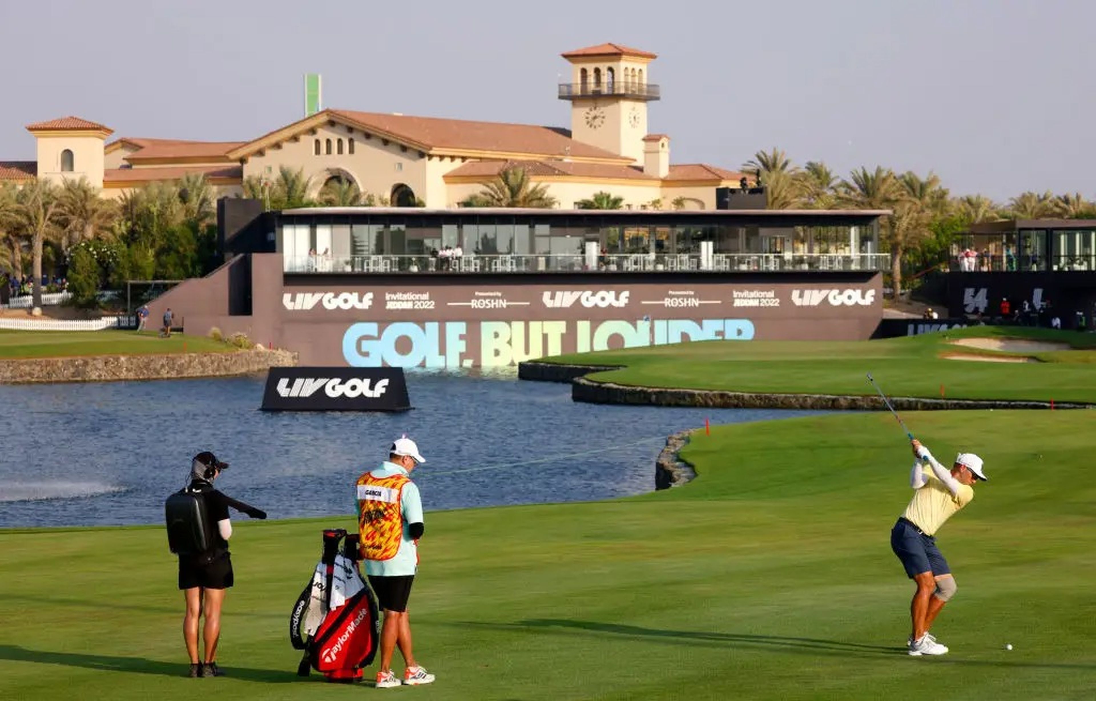 Sergio García jugando un torneo LIV de golf en el complejo King Abdullah Economic City en octubre de 2022.
