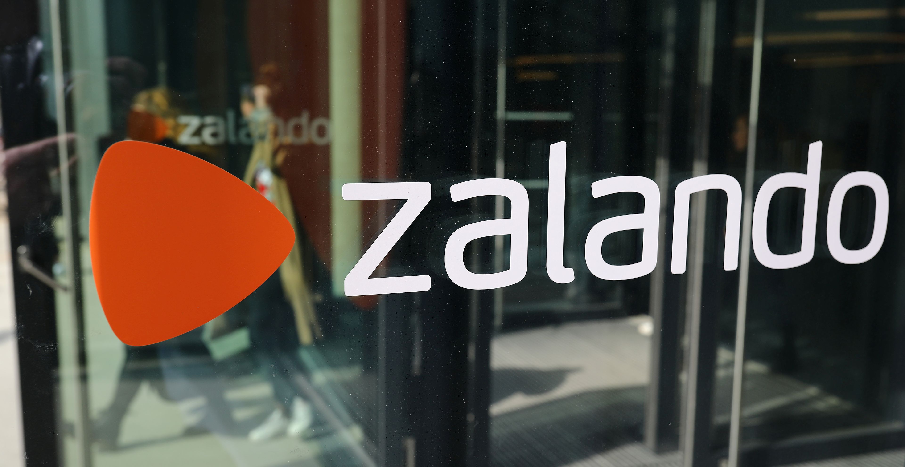 El logotipo del minorista de moda Zalando en su nueva sede de Berlín.
