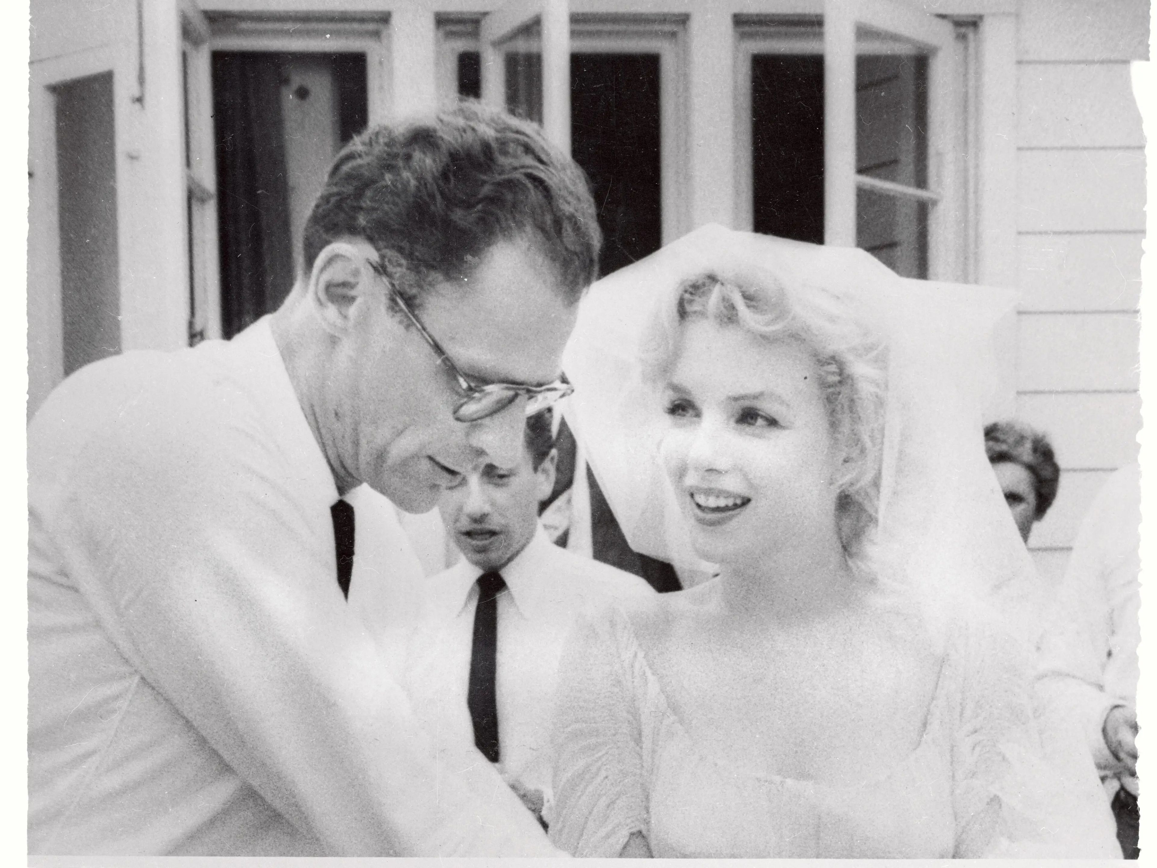 El dramaturgo Arthur Miller y su novia, Marilyn Monroe, aparecen después de su matrimonio en una ceremonia religiosa en South Salem, Nueva York.