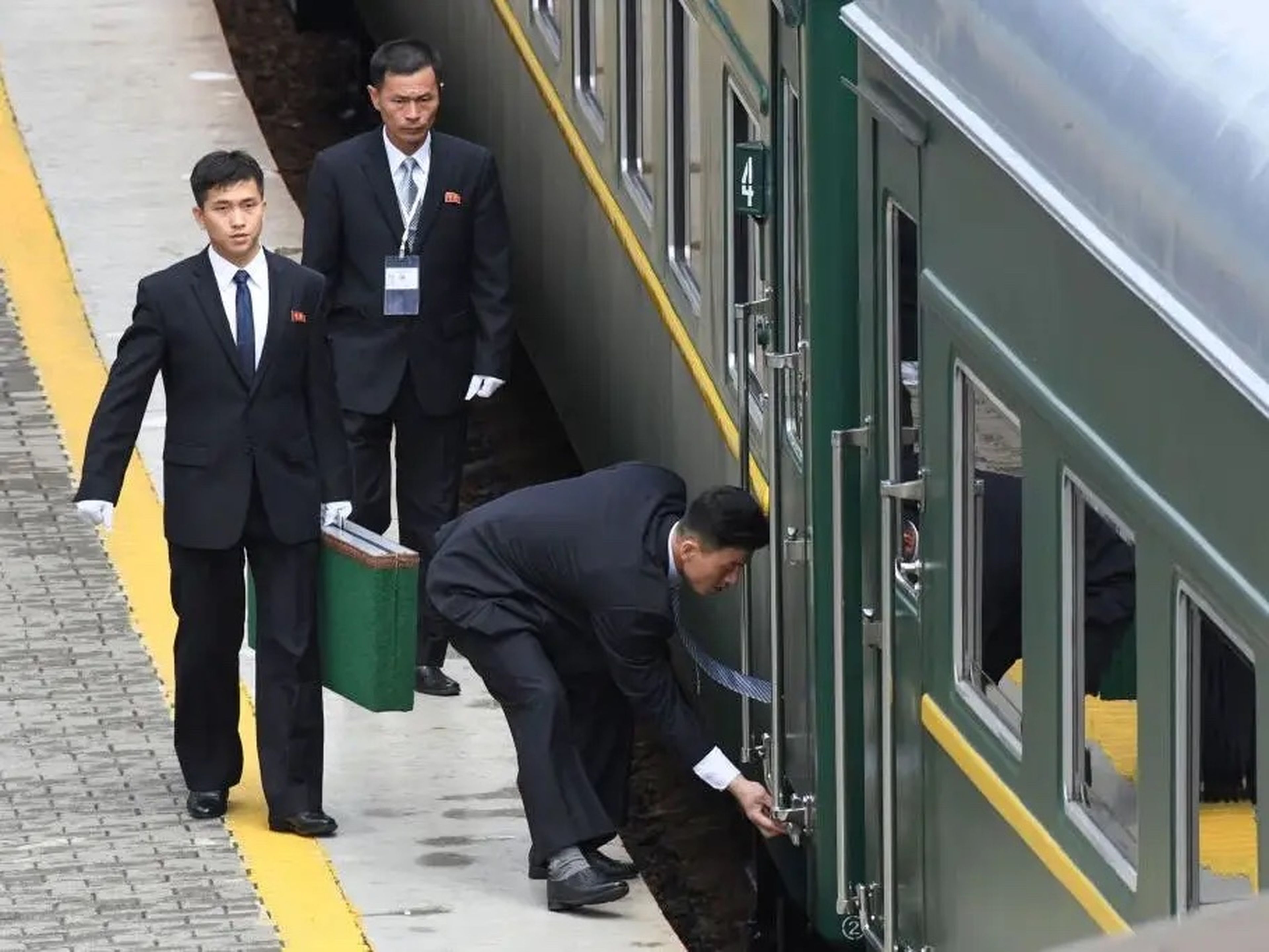 Miembros de la delegación norcoreana preparan el tren de Kim Jong Un para la salida en la estación del puerto ruso de Vladivostok, en el extremo oriental del país, el 26 de abril de 2019.