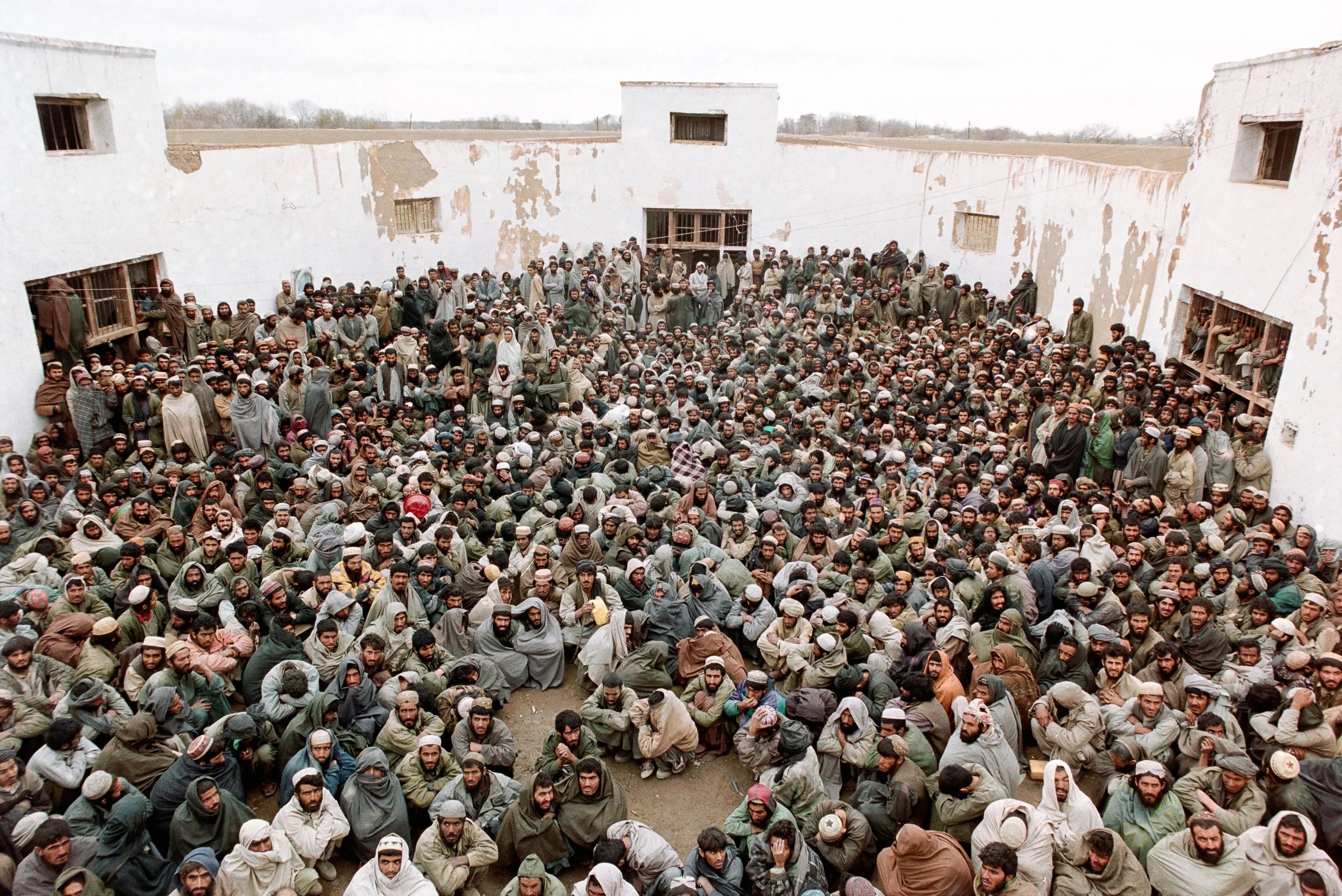 Miles de prisioneros talibanes en el patio de la prisión de Sheberghan en diciembre de 2001.