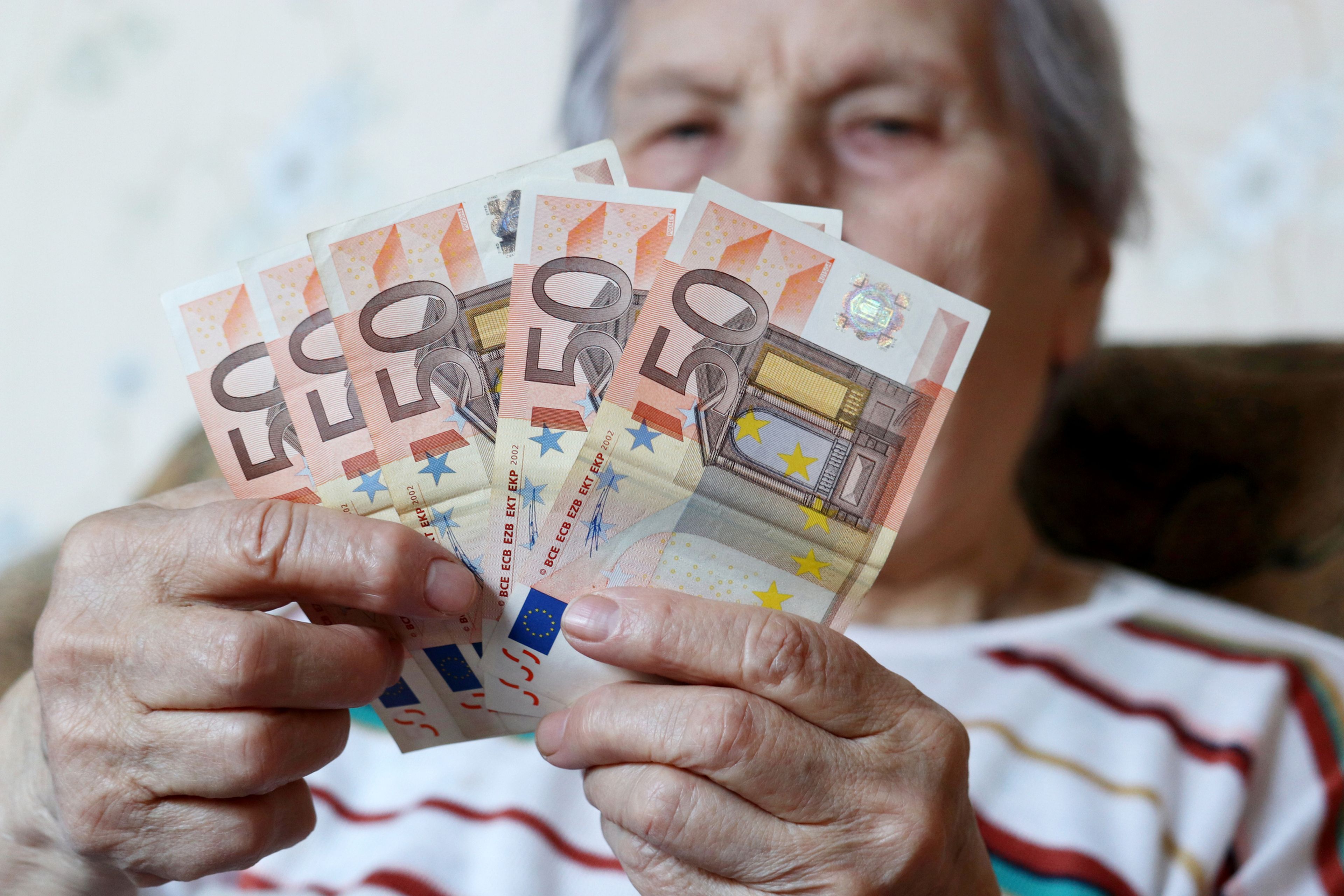 Mujer con billetes de cincuenta euros