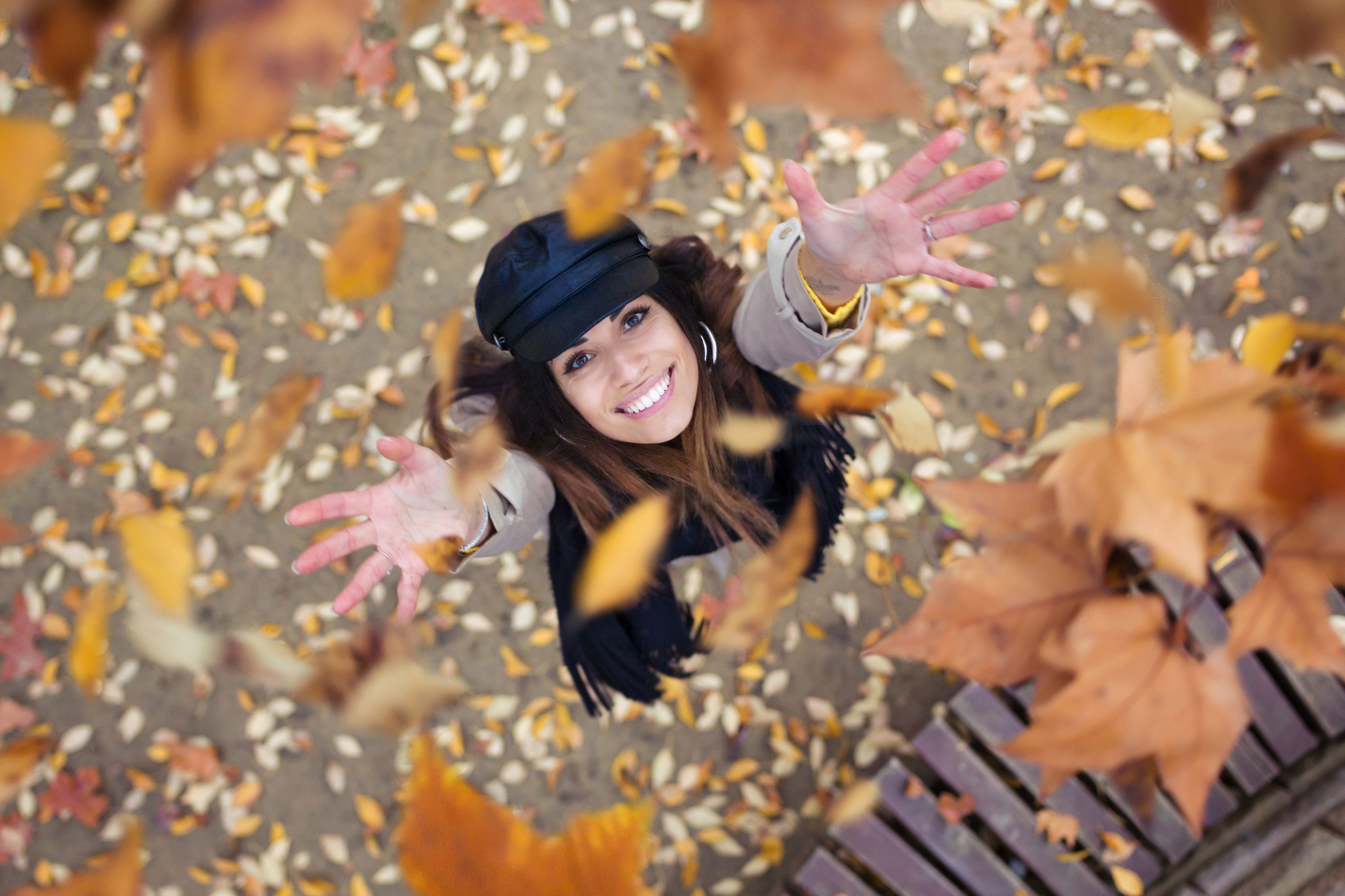 Mujer lanzando hojas al aire