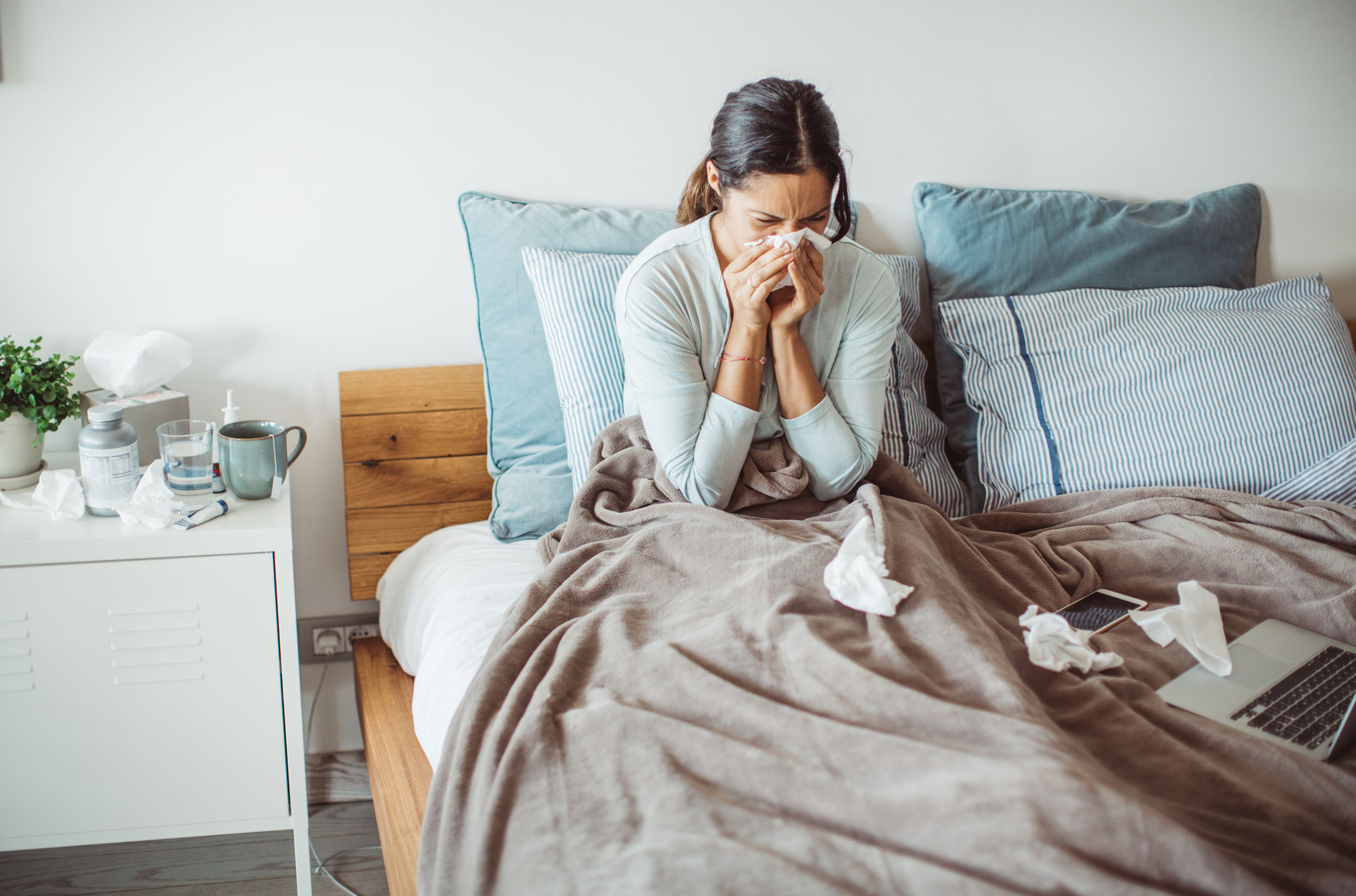 mujer resfriada, gripe, en la cama