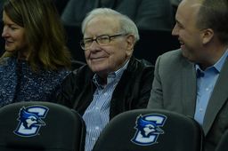 El multimillonario Warren Buffett, en 2020, viendo un partido de baloncesto.