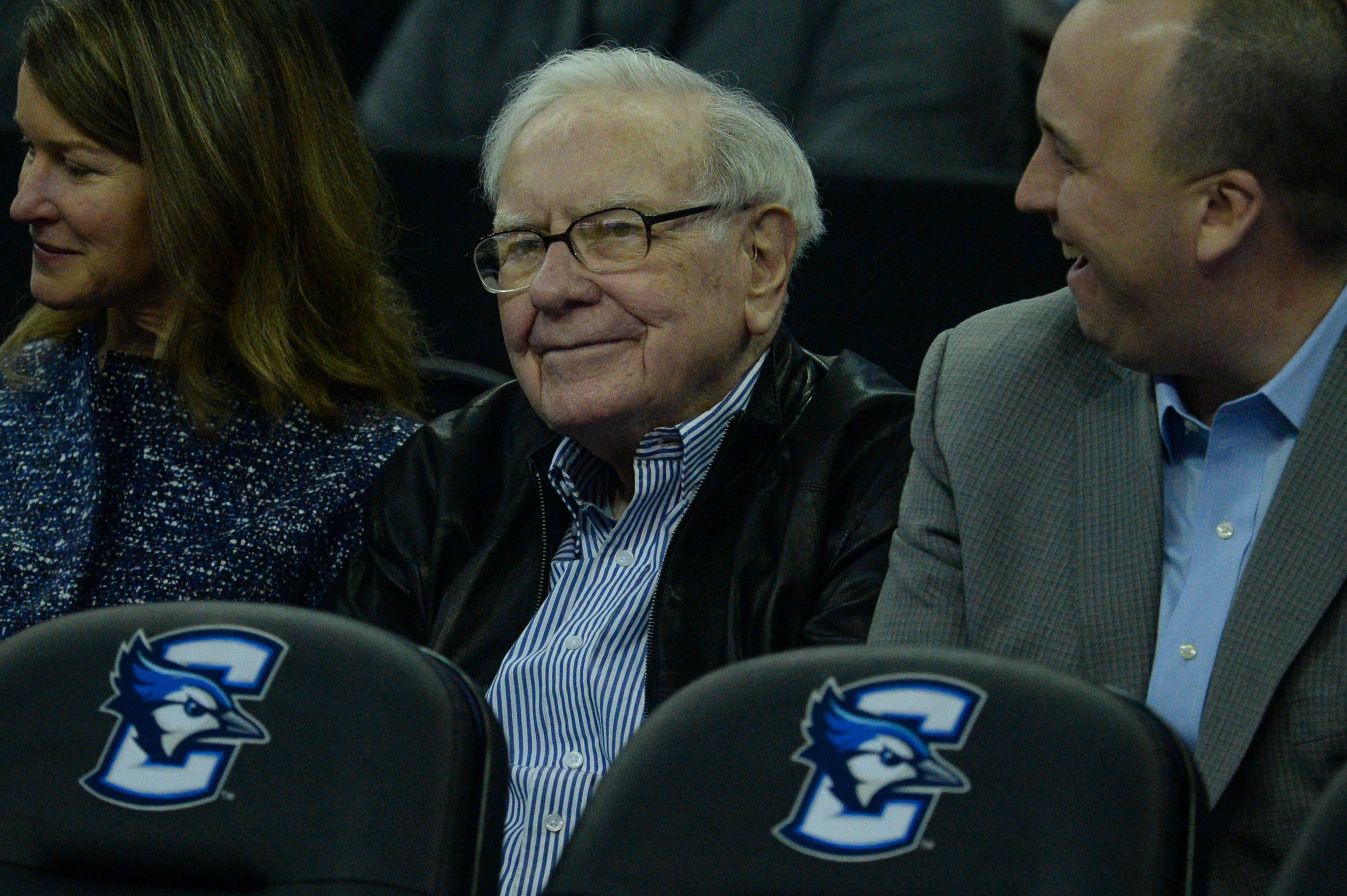 El multimillonario Warren Buffett, en 2020, viendo un partido de baloncesto.