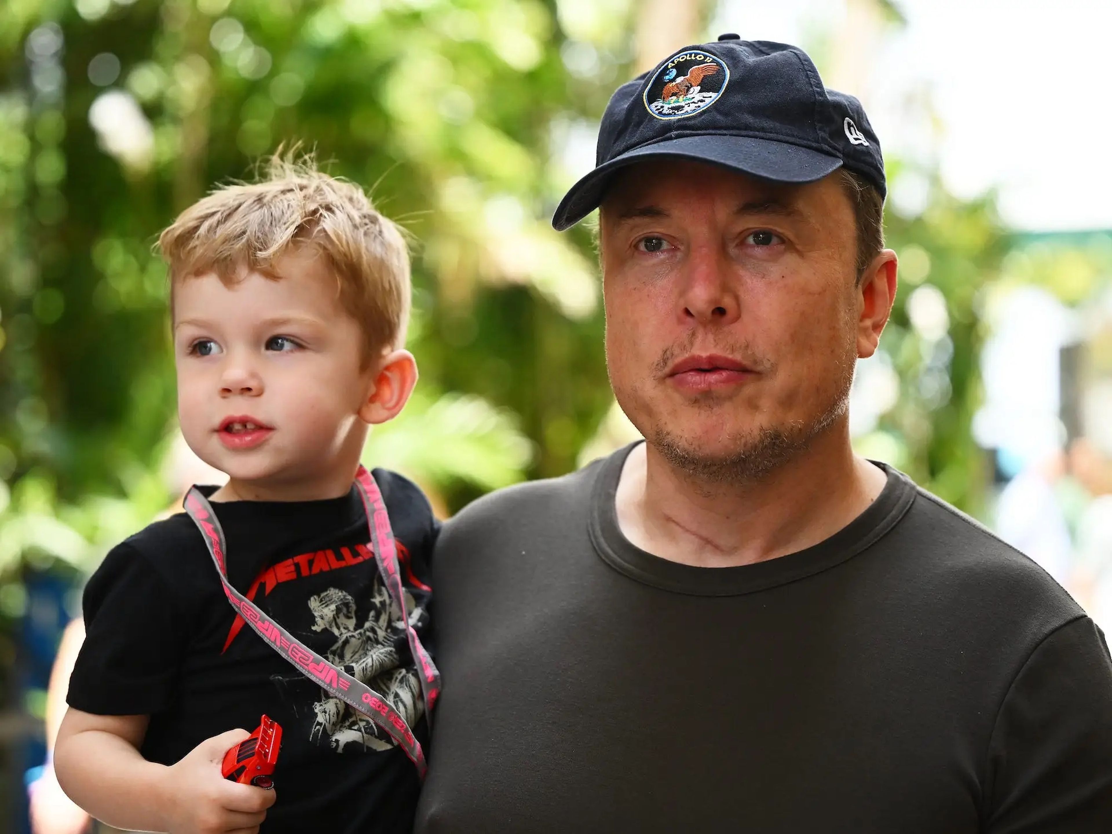 Elon Musk sosteniendo a su hijo de 3 años X AE A-XII.