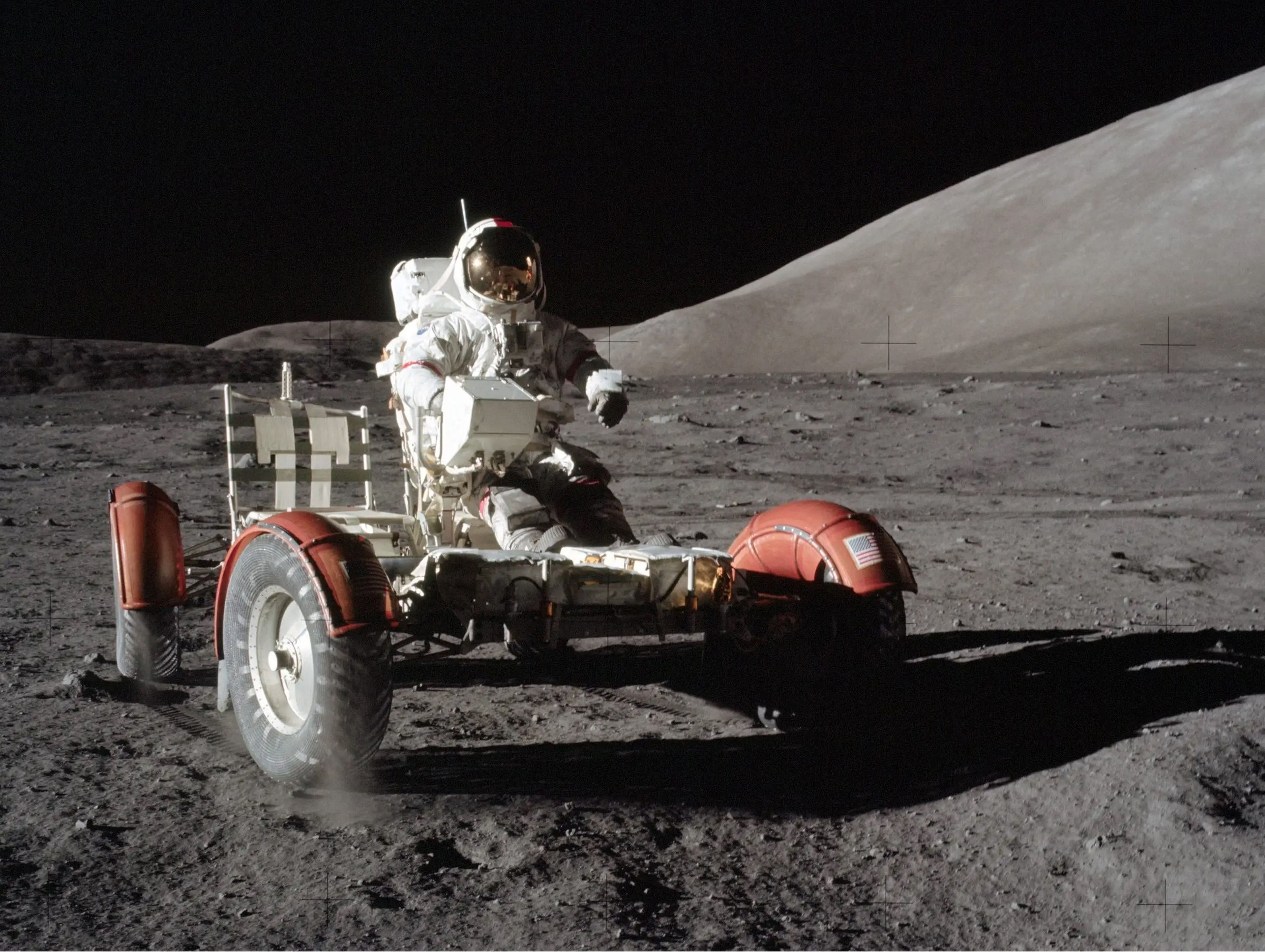 Astronauta en un vehículo lunar durante la misión Apolo 17.