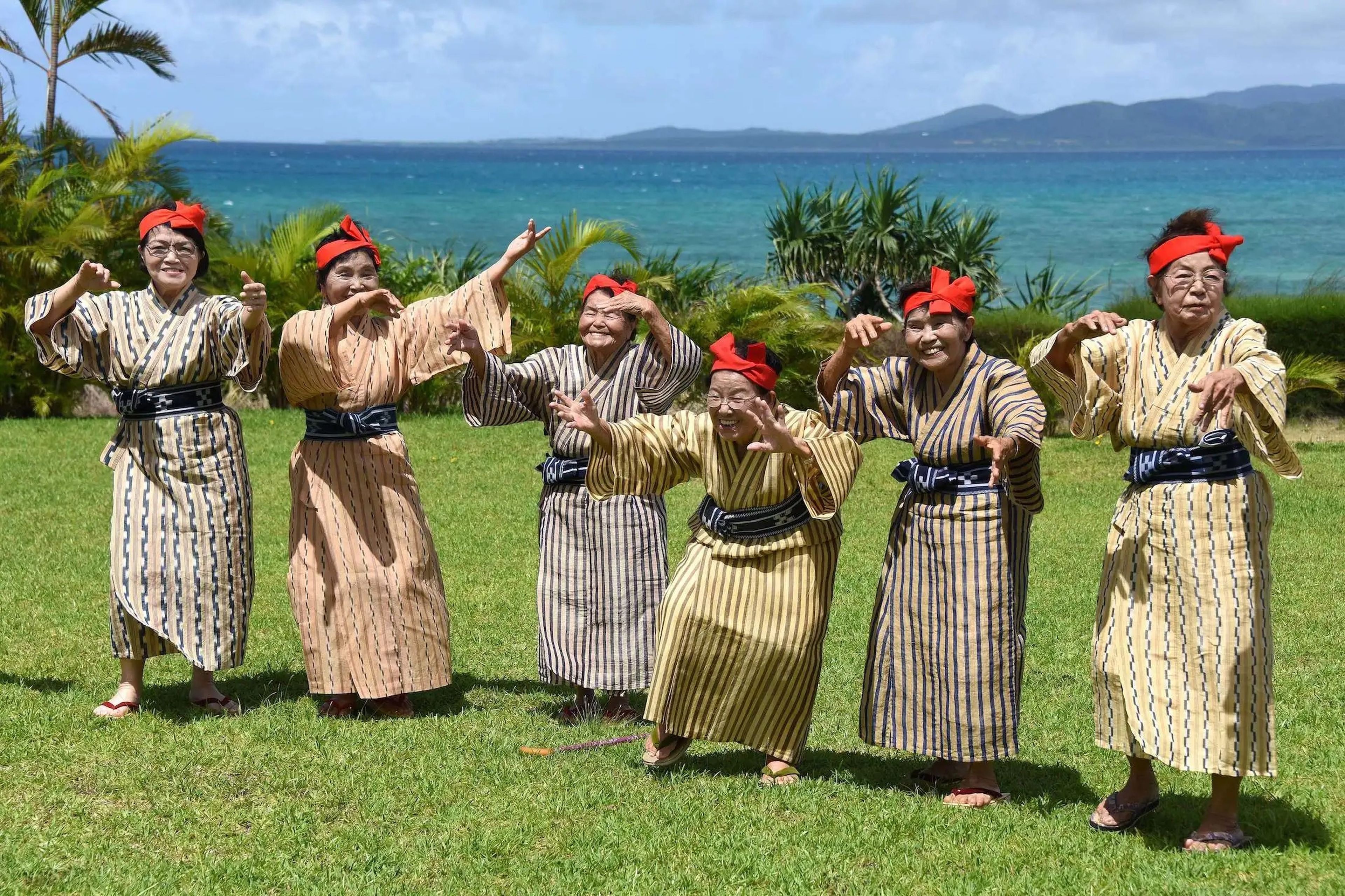 Un grupo de cantantes y bailarinas en Okinawa, Japón, una de las cinco zonas azules del mundo, donde la gente suele vivir más de 100 años.