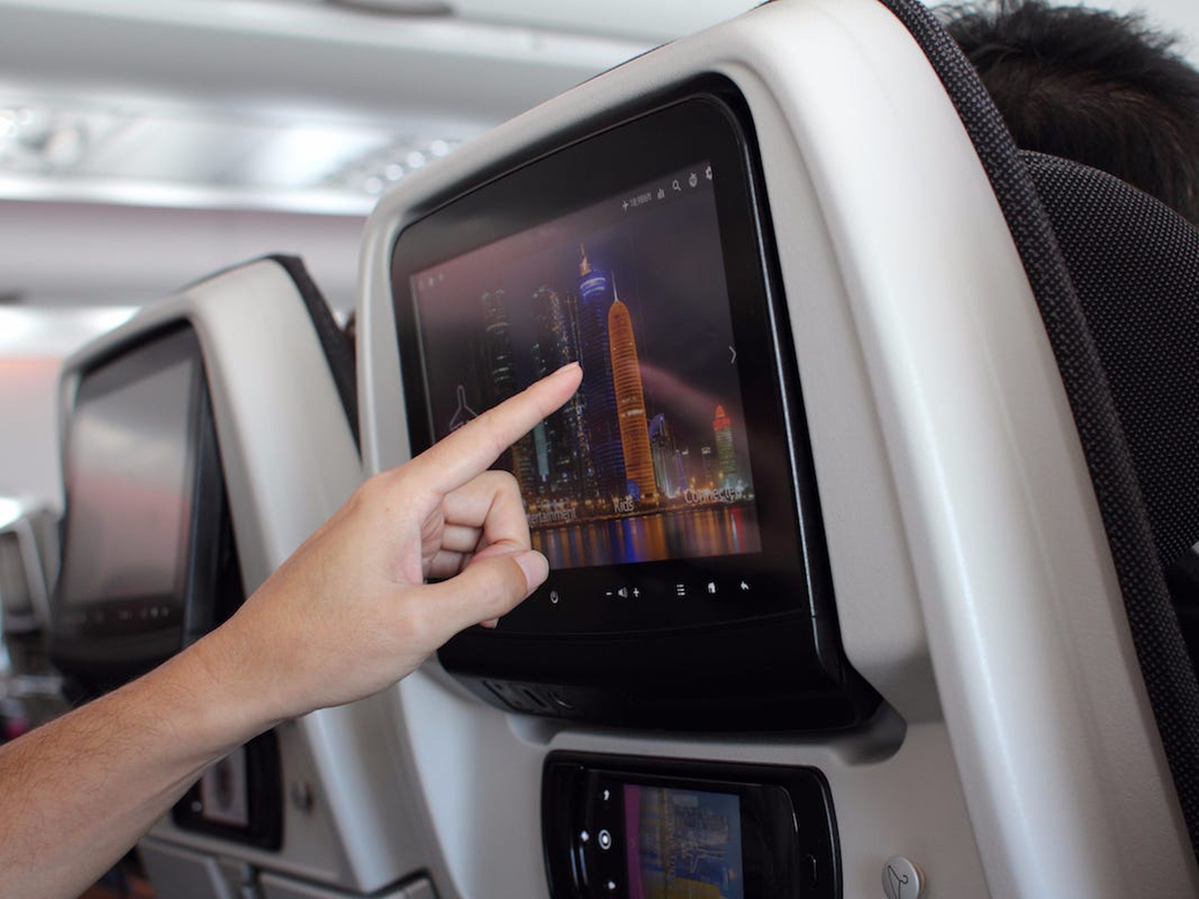 Una pantalla táctil en un vuelo moderno.