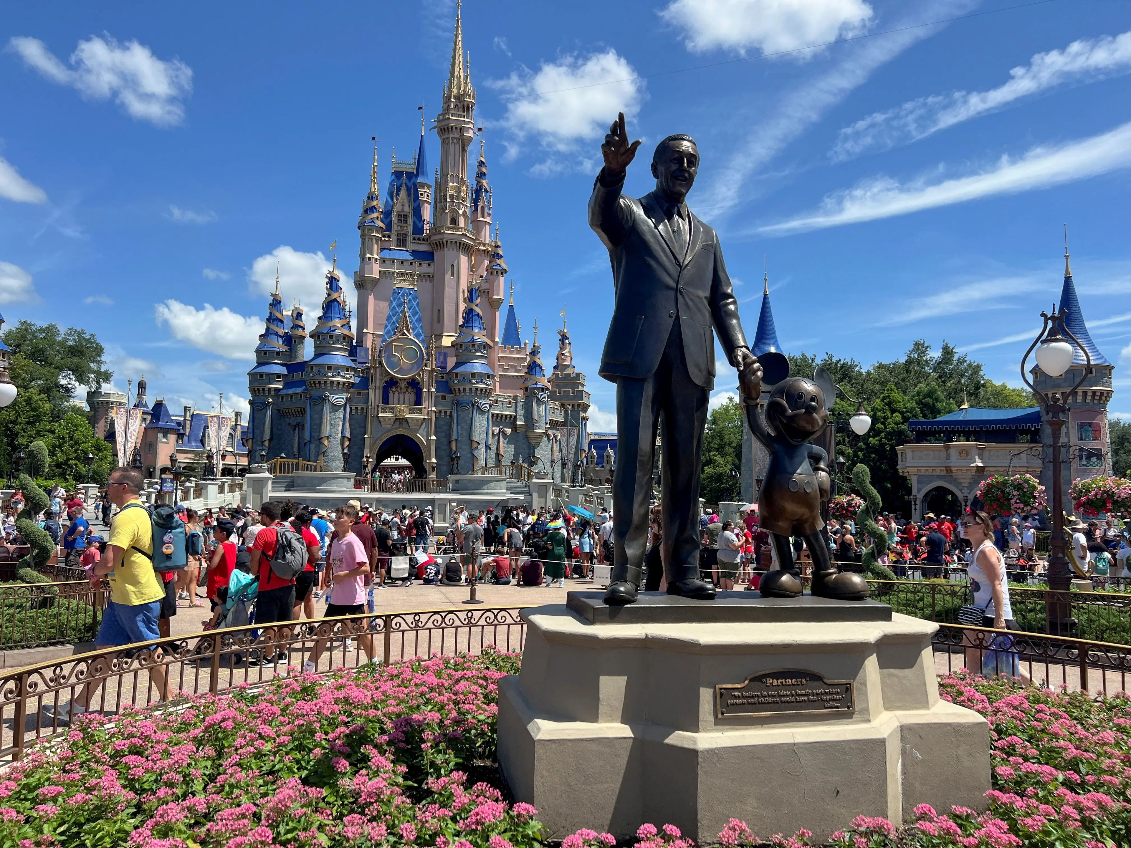 Visitantes de Magic Kingdom en Walt Disney World en Orlando, Florida.