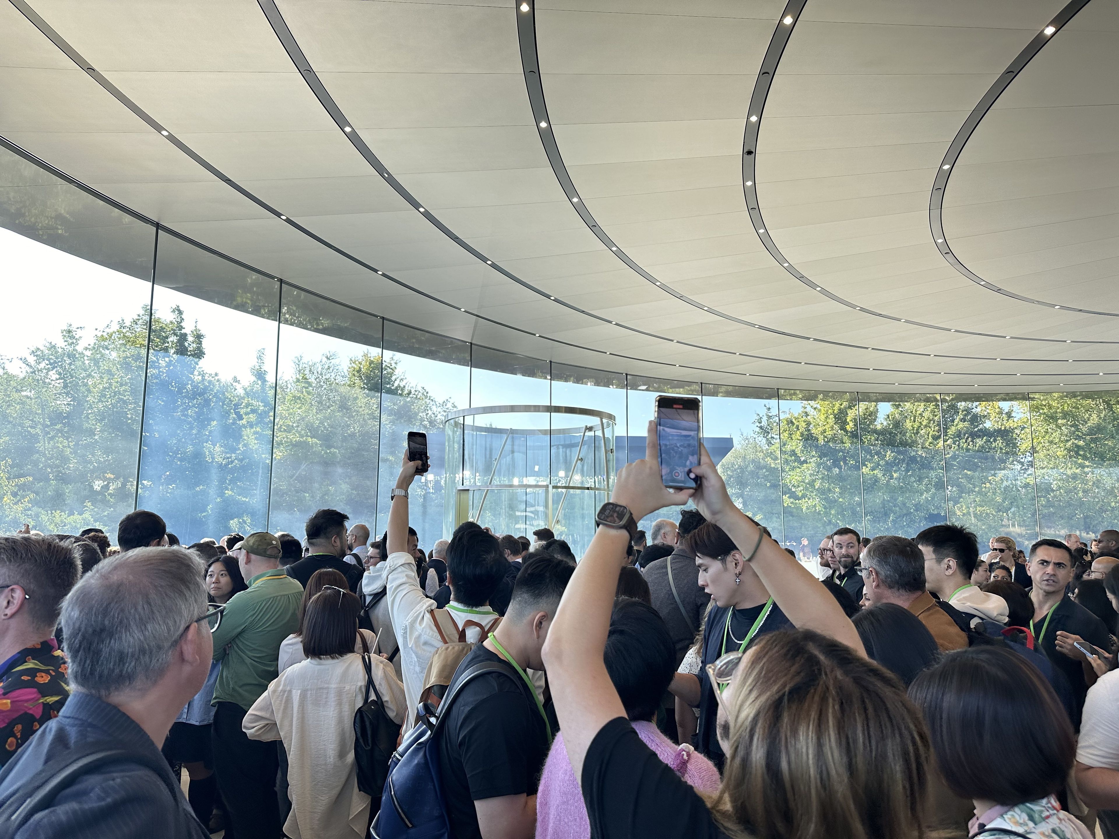 Periodistas agolpados a la entrada del Steve Jobs Theater