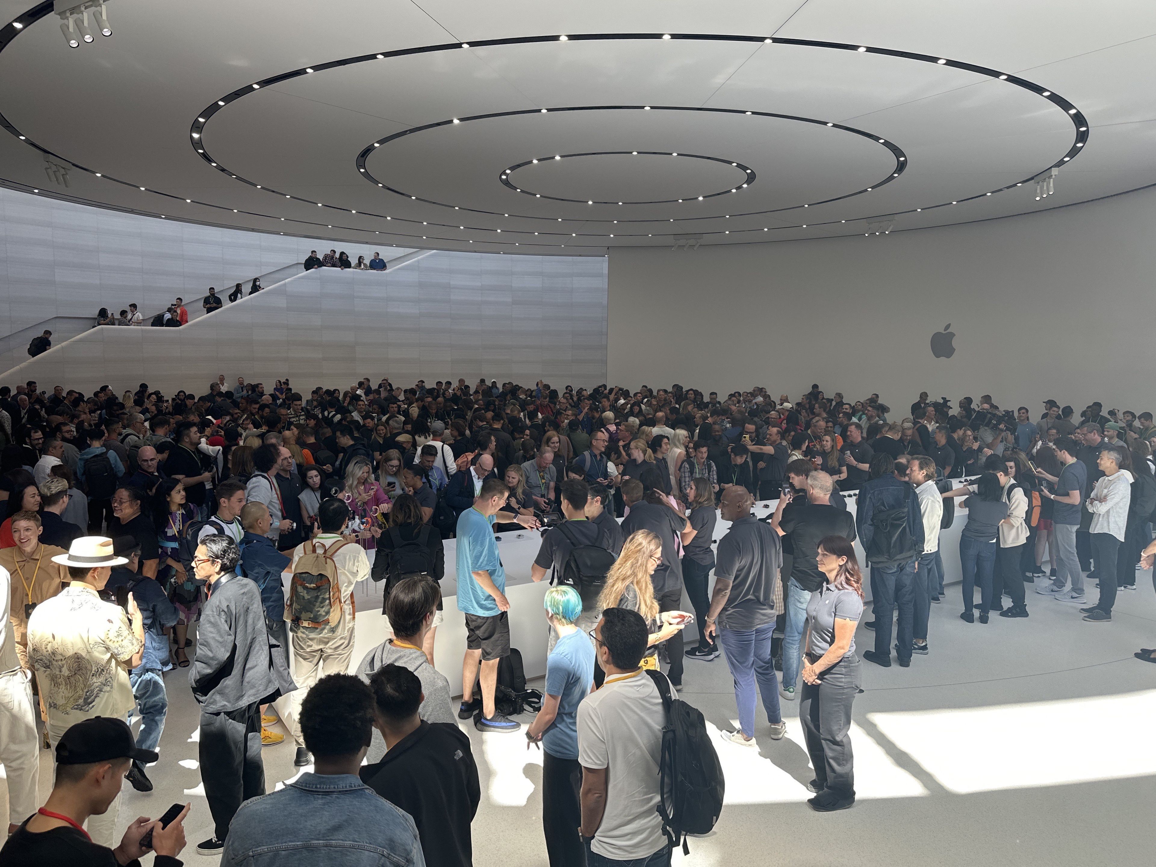 Periodistas agolpados en al zona de demostración de Apple