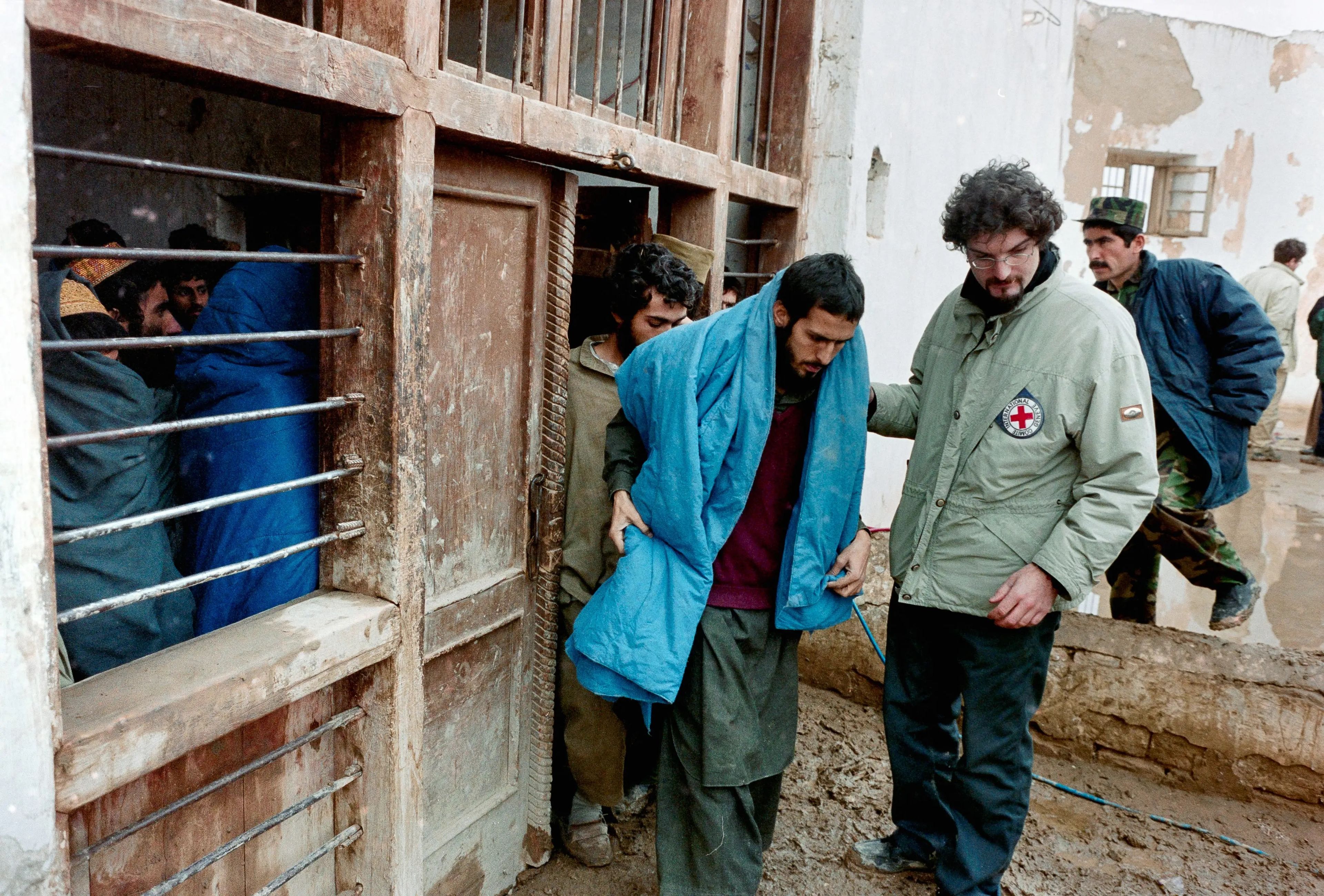 Personal del Comité Internacional de la Cruz Roja visitando a prisioneros talibanes en la prisión de Sheberghan en diciembre de 2001.
