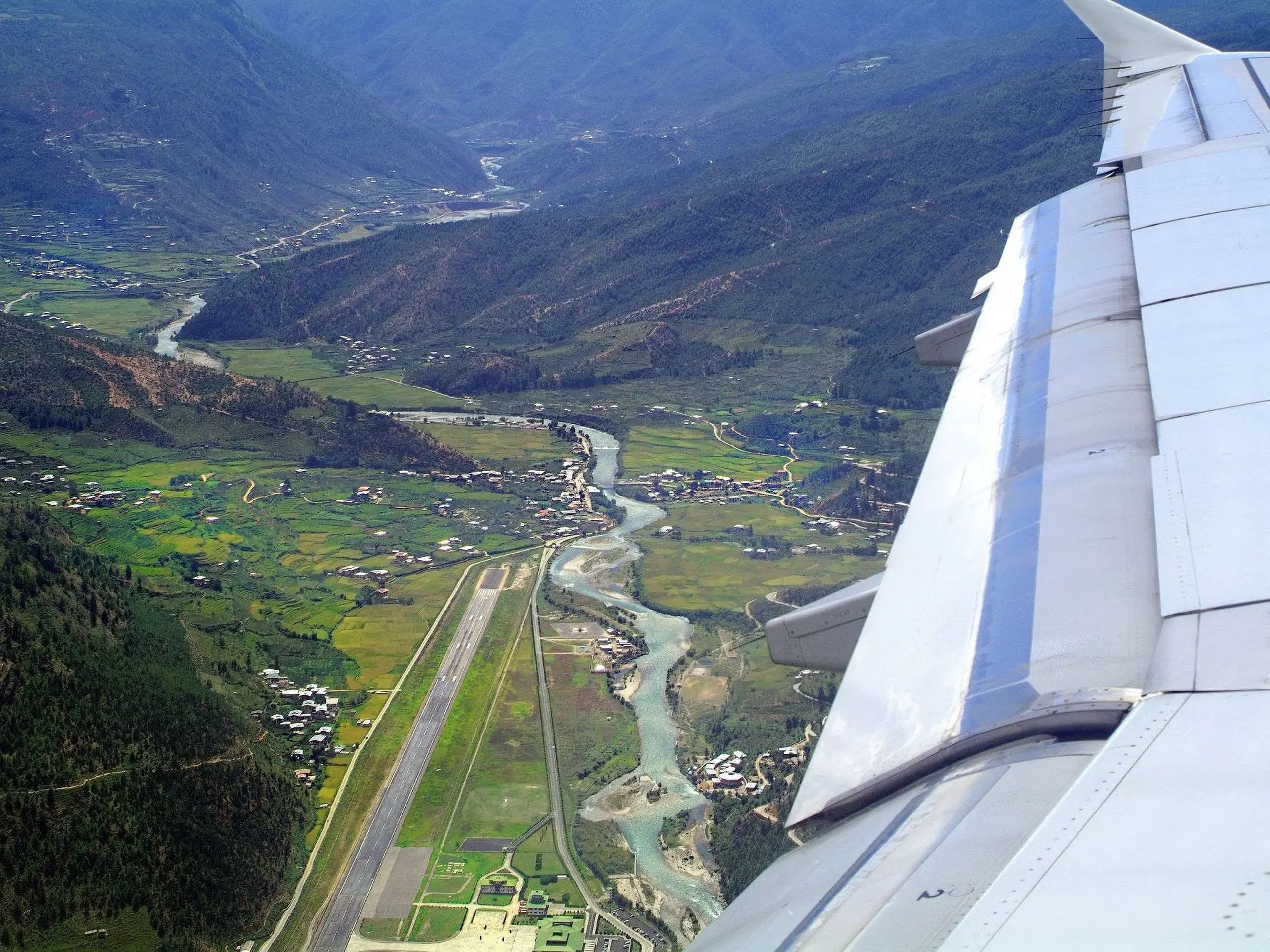 El aeropuerto internacional de Paro, en Bután, está enclavado entre altos picos montañosos y densos árboles, pero aún pueden llegar aviones comerciales.