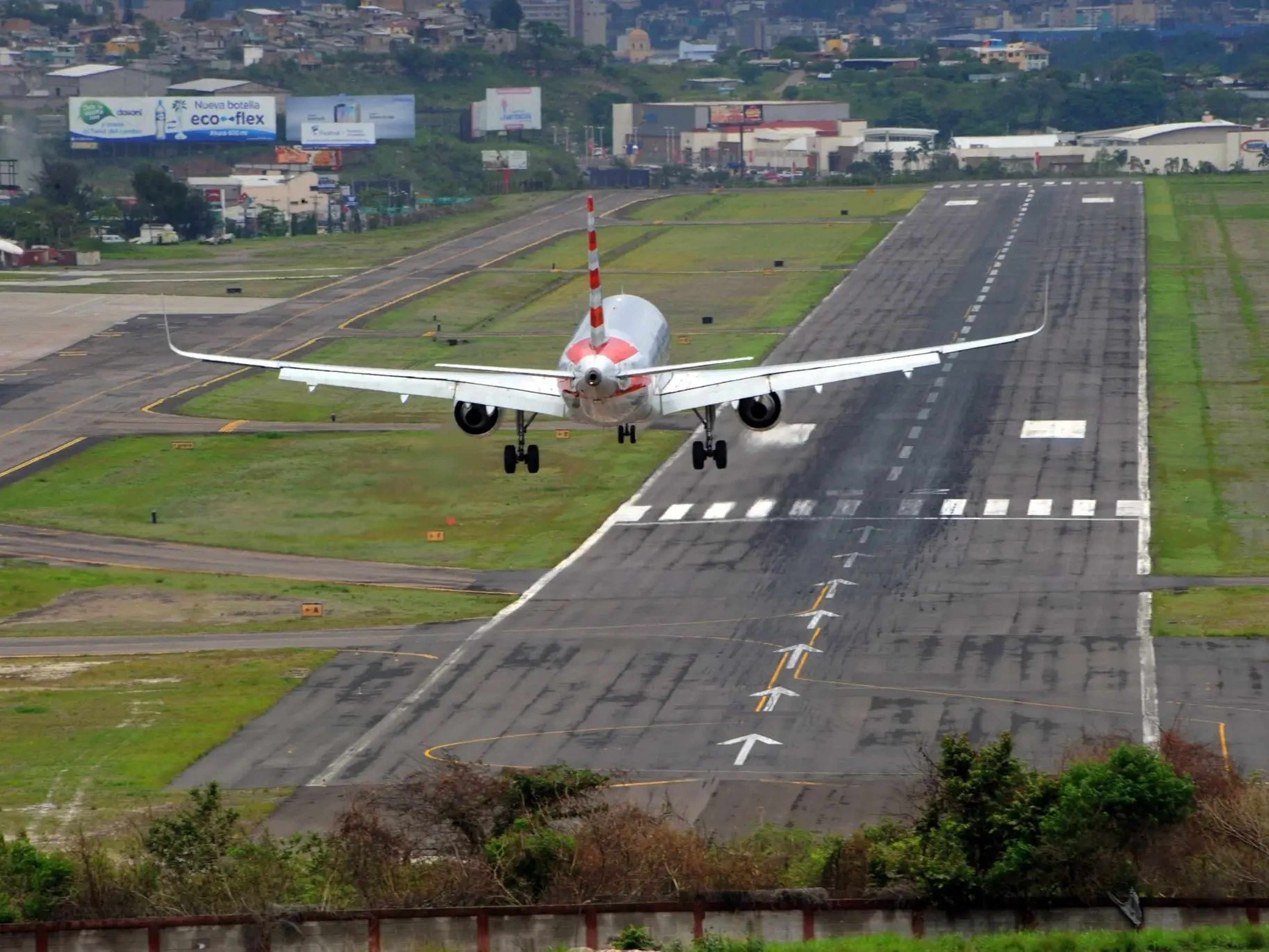 En 2008, un Airbus A320 de TACA Airlines derrapó en la pista corta del aeropuerto de Toncontin, causando la muerte de cinco personas, entre ellas el capitán.