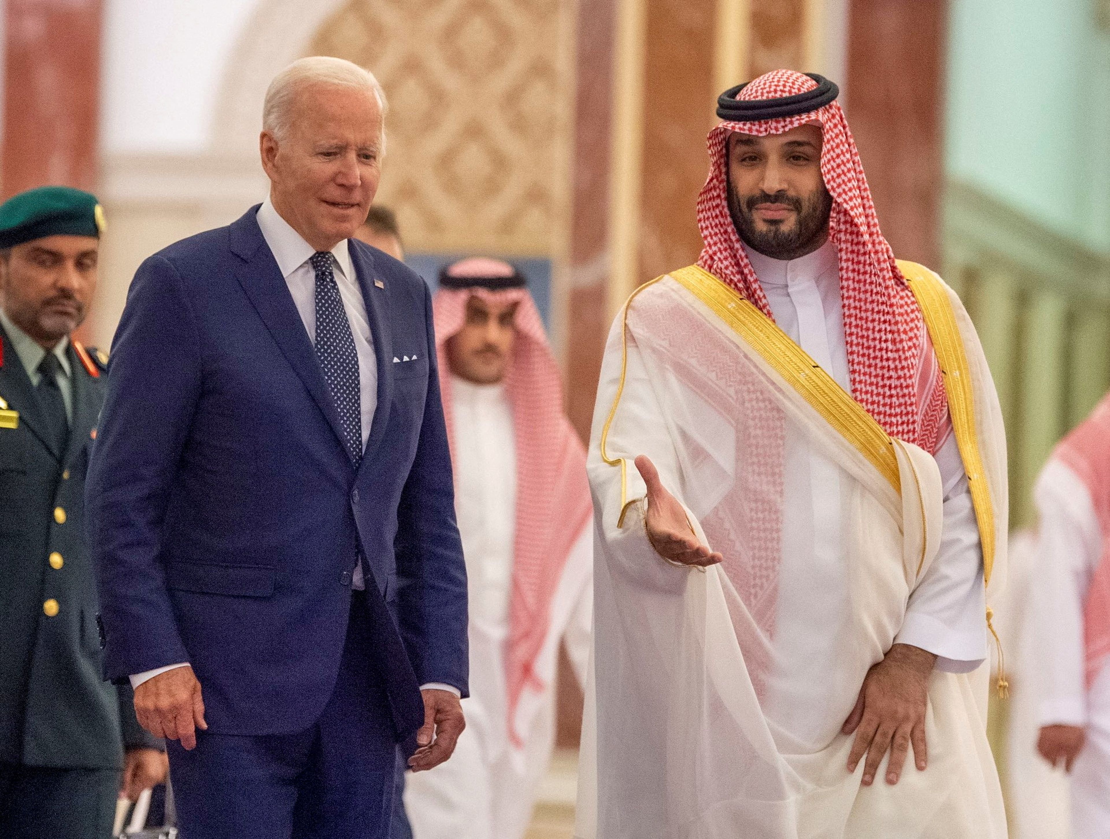 El príncipe heredero saudí, Mohammed bin Salman, recibe al presidente de Estados Unidos, Joe Biden, su una visita a Yeda en julio de 2022.