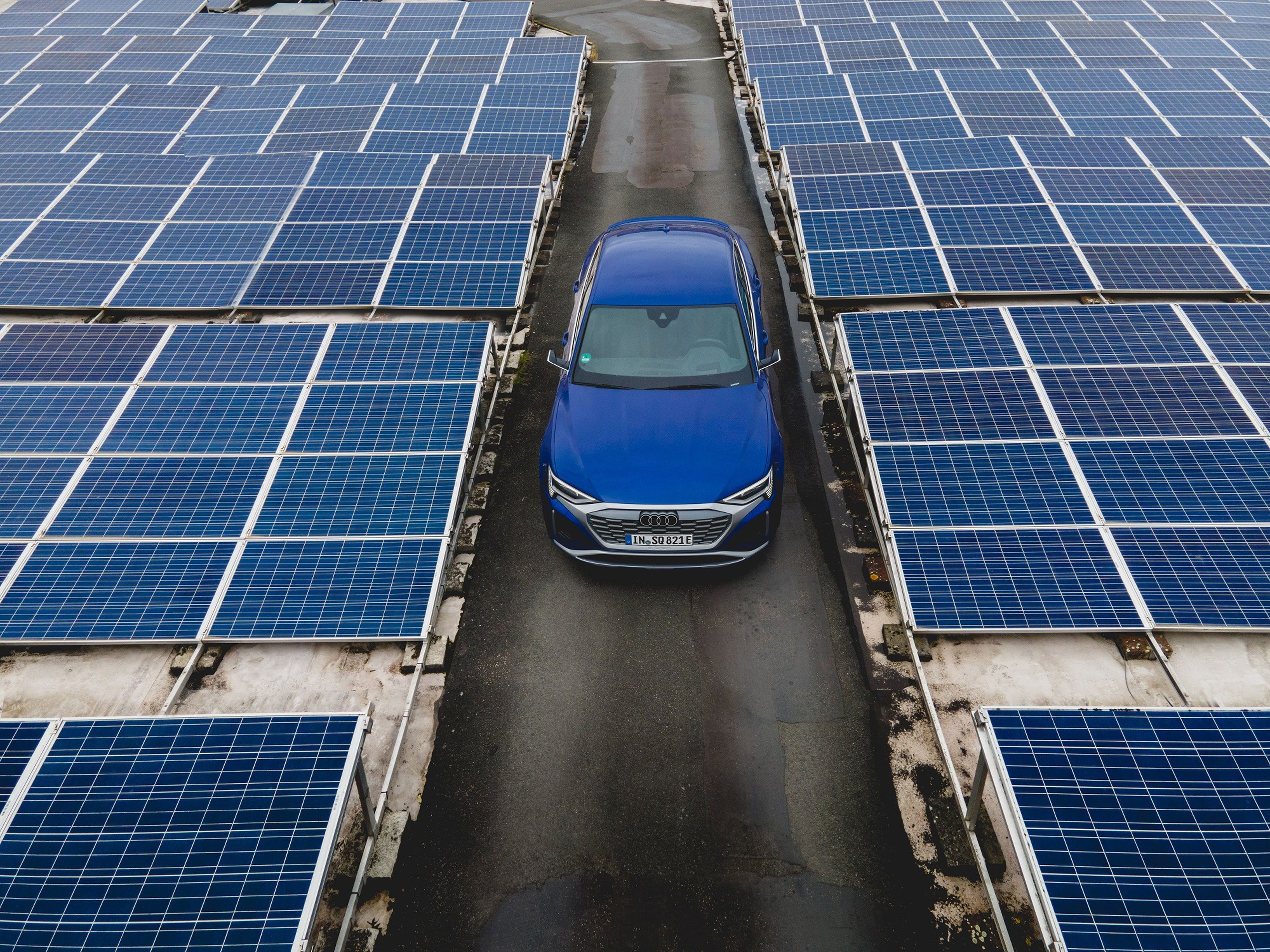 Un Q8 e-tron por el tejado solar de Audi en la fábrica de Bruselas.