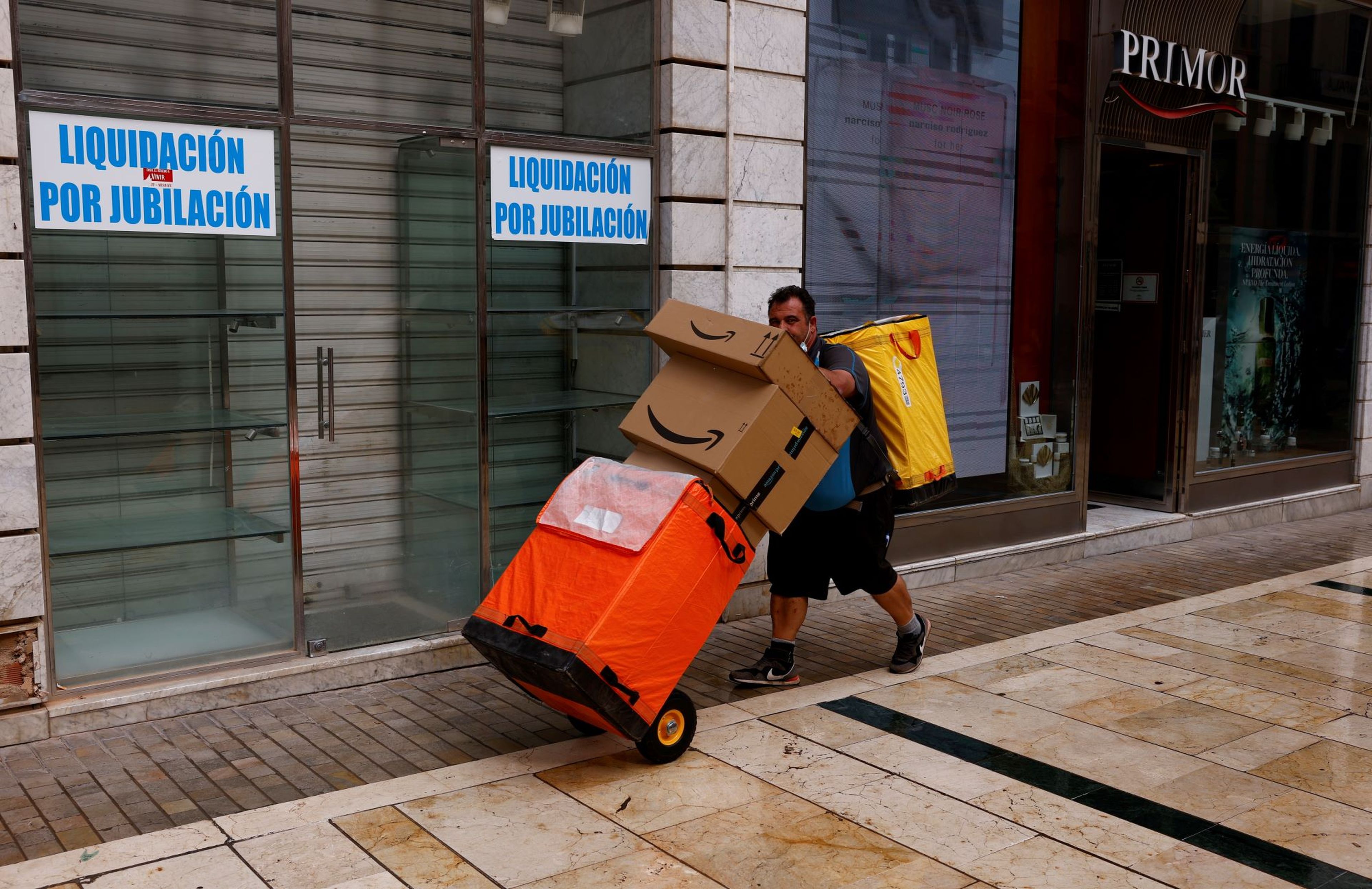 Repartidor lleva paquetes de Amazon en España