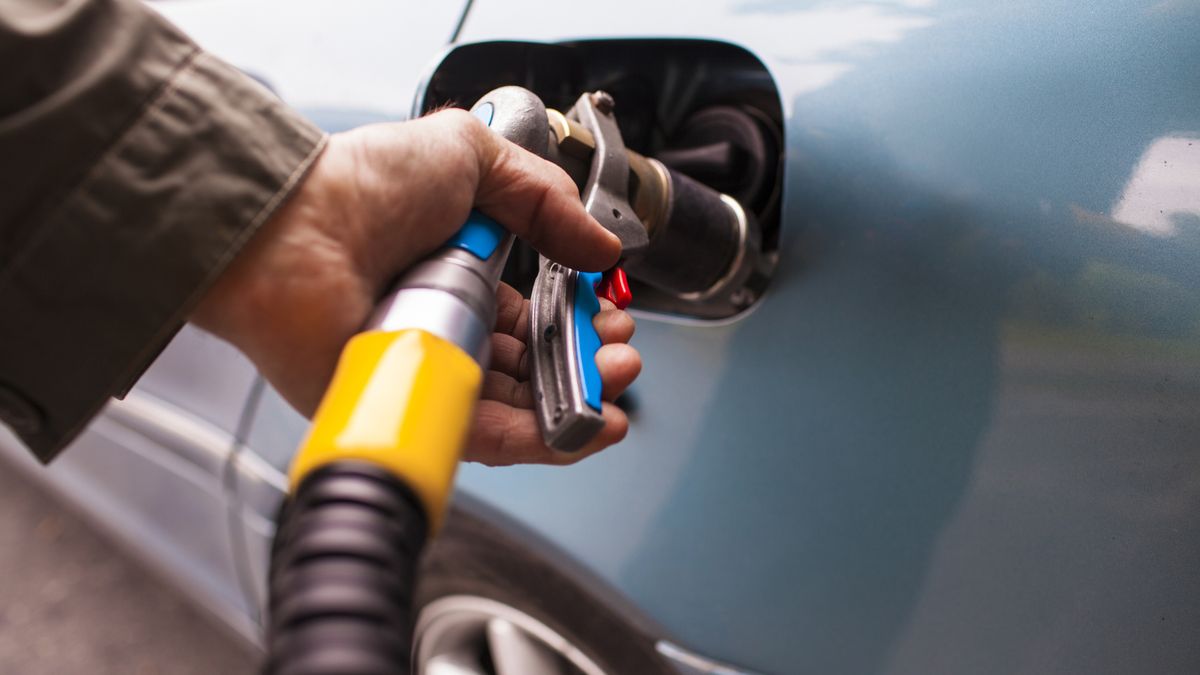 Llenar el depósito de gasolina al máximo es malo tanto para tu bolsillo como para tu coche: un técnico del RACE te explica por qué