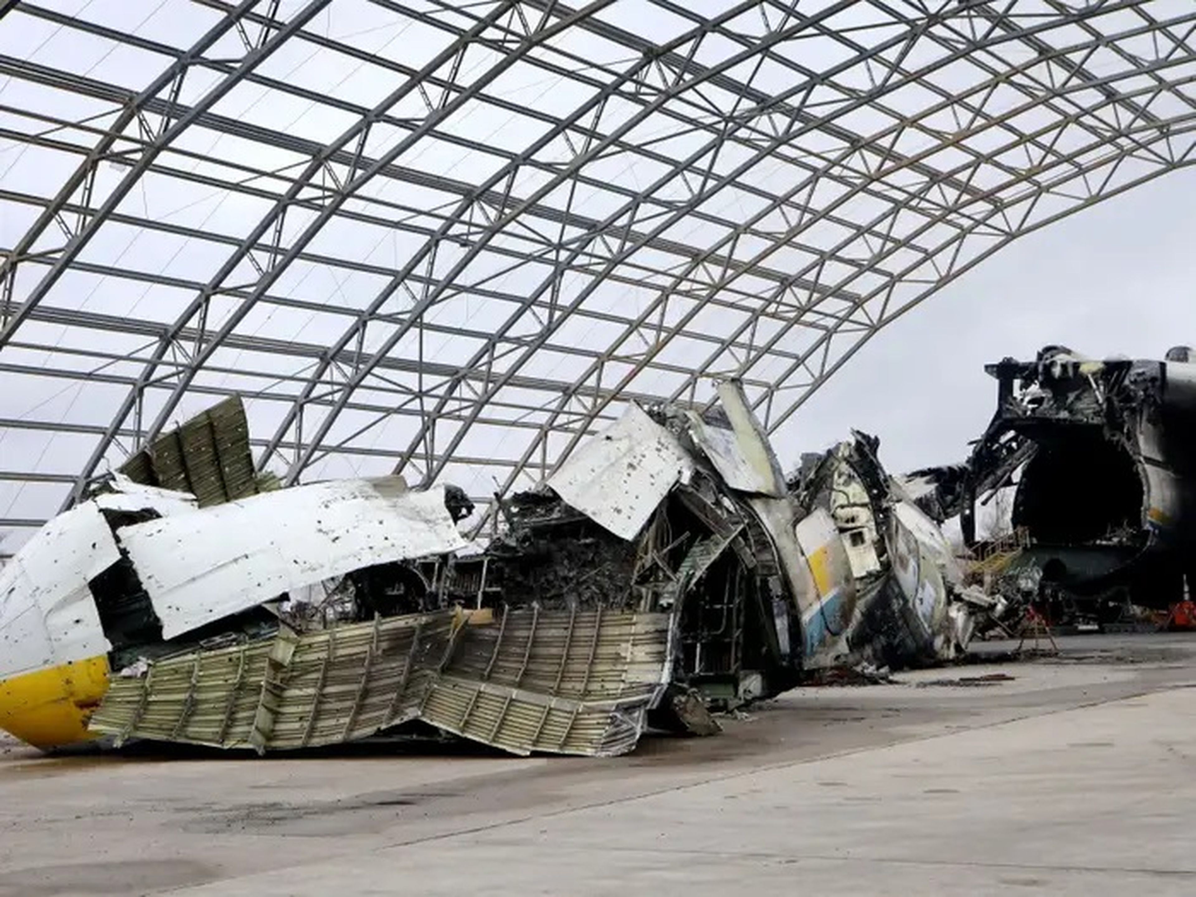 Los restos del An-225 en abril.