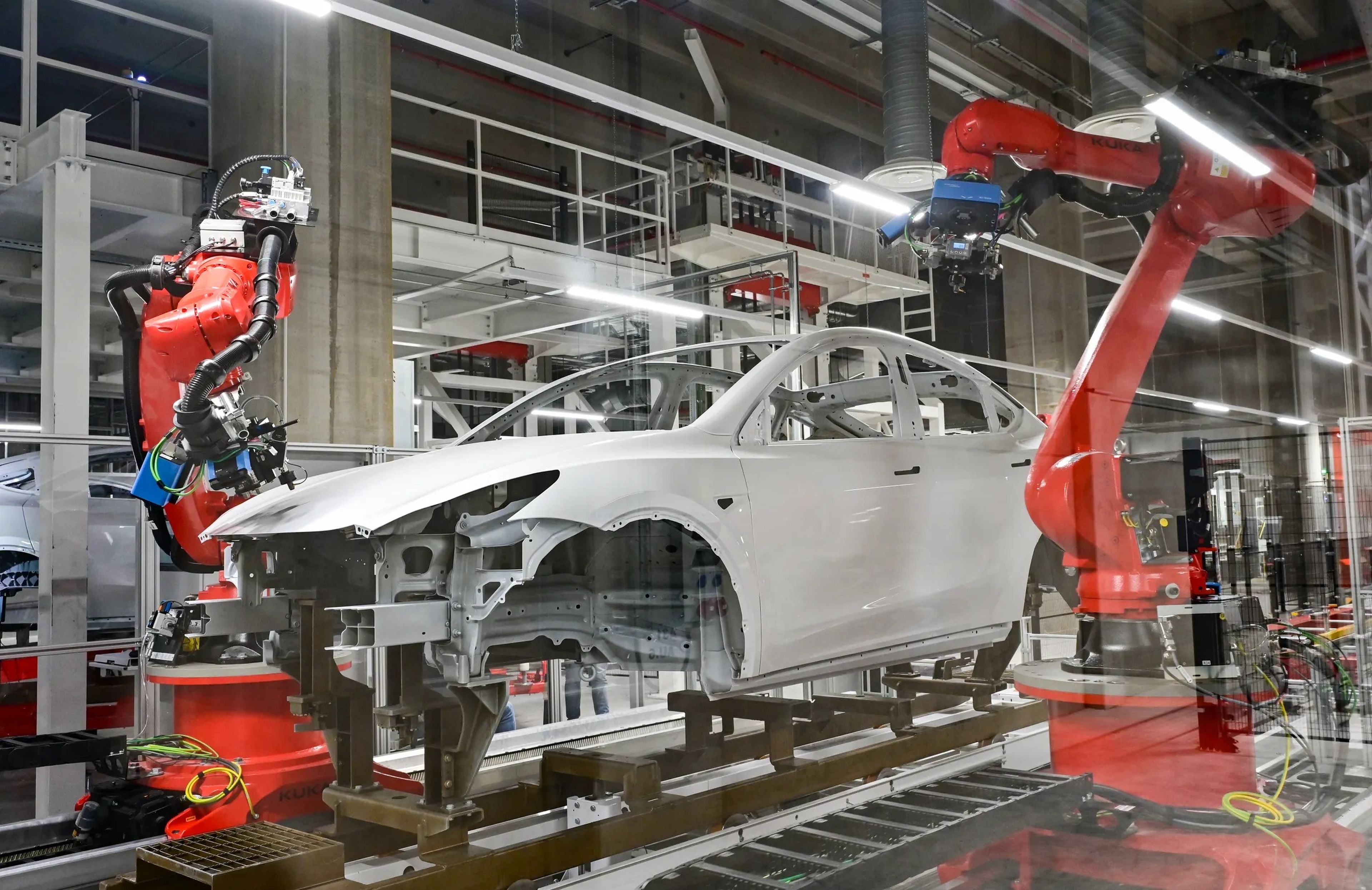 Robots durante la producción del Tesla Model Y en la Gigafactoría de Tesla en Grünheide, Alemania, octubre de 2021. 