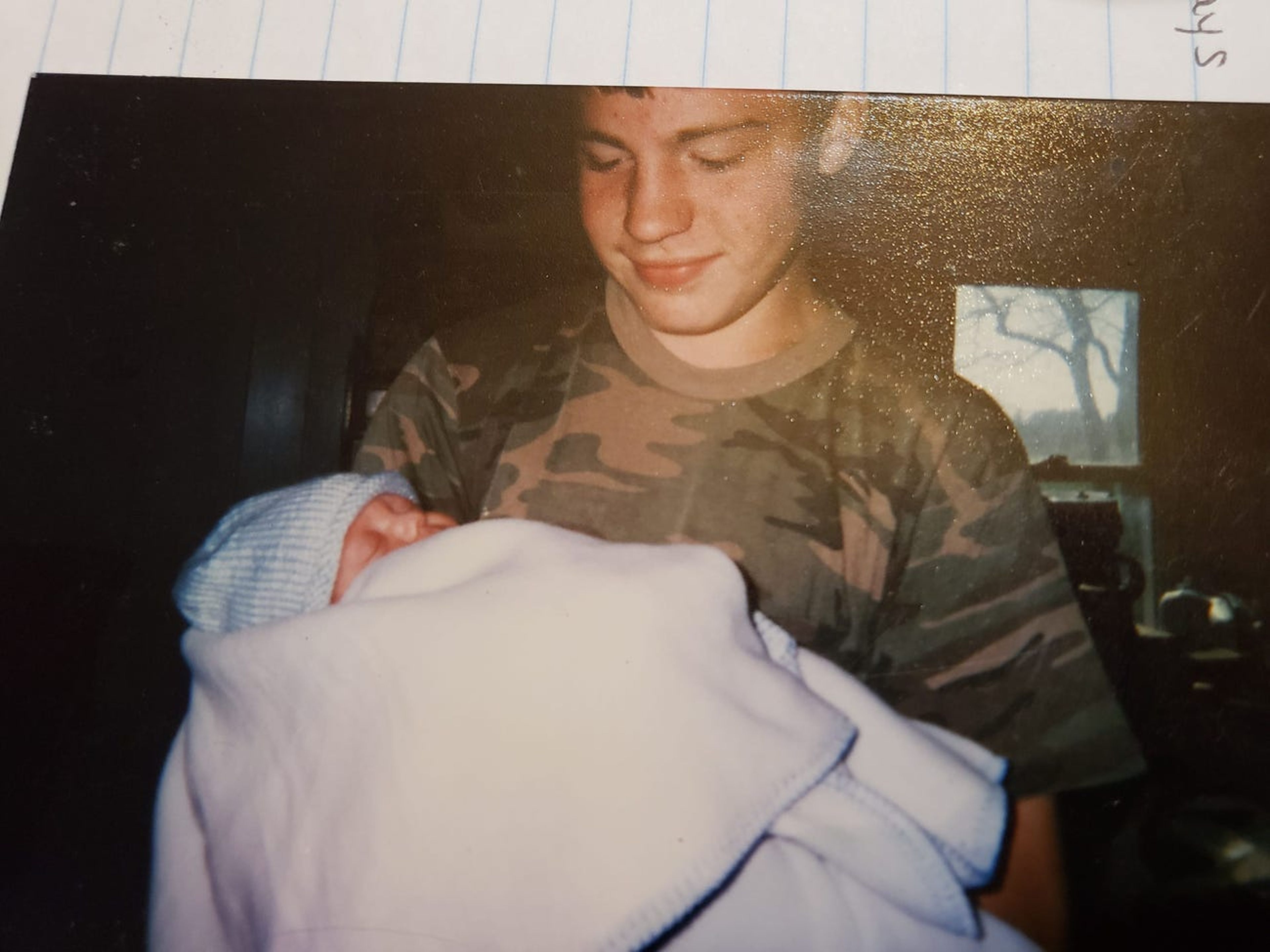 Ronnie Peale Jr. en una foto de adolescente con su sobrino en brazos.