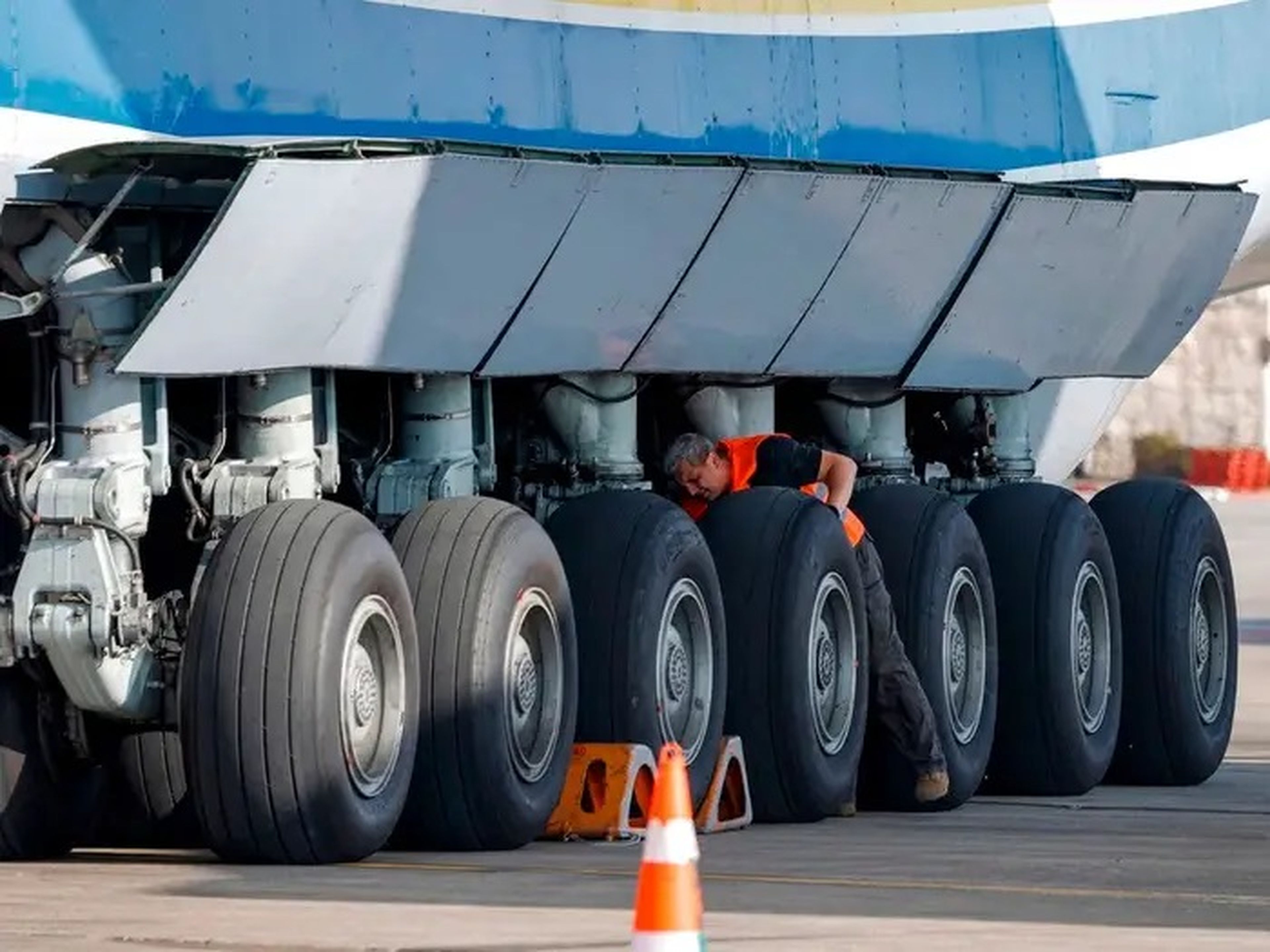 Las ruedas del An-225, que eran un espectáculo en sí mismas.