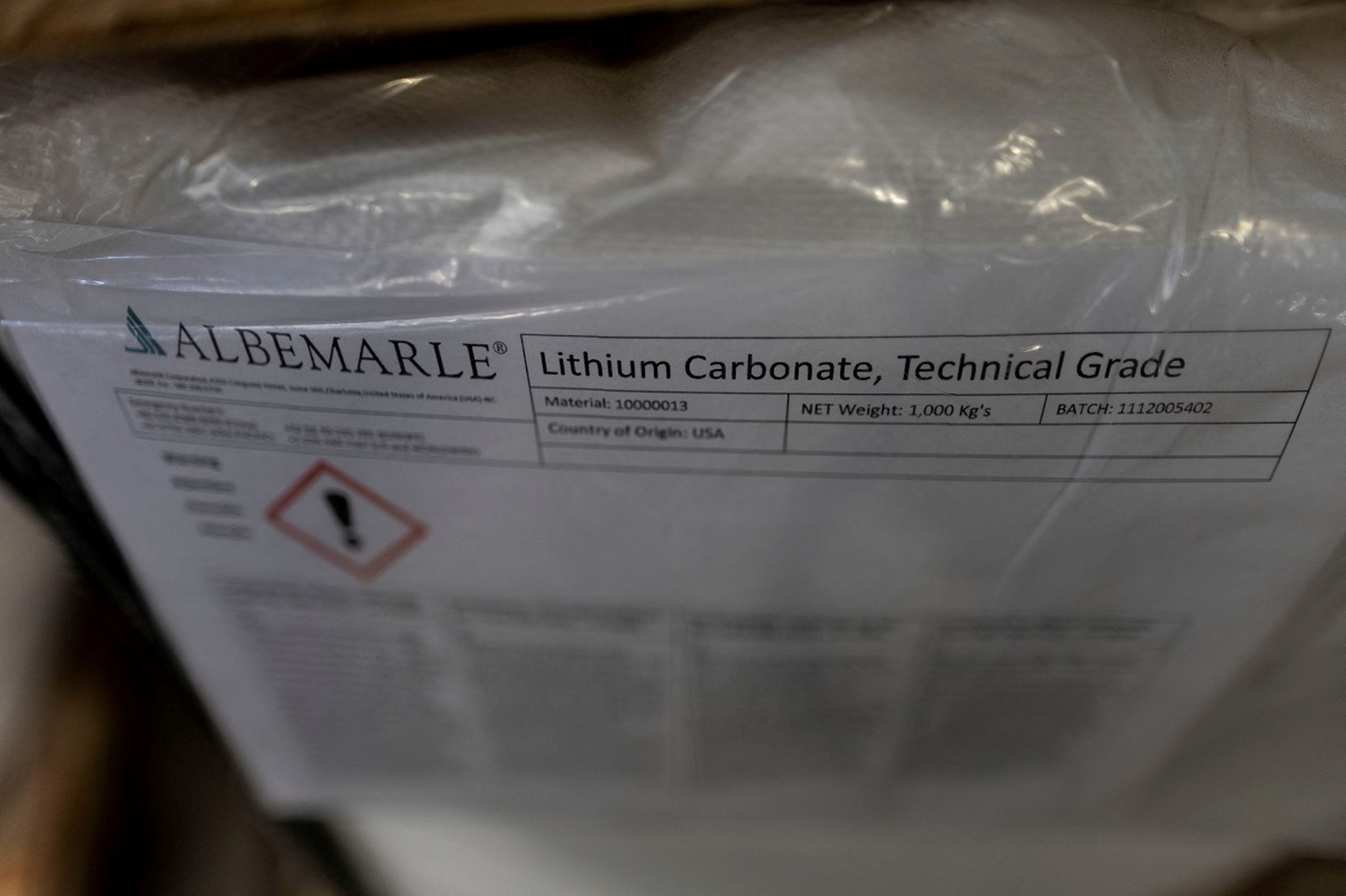 Un saco de carbonato de litio en la planta de producción de Albemarle Lithium en Silver Peak.
