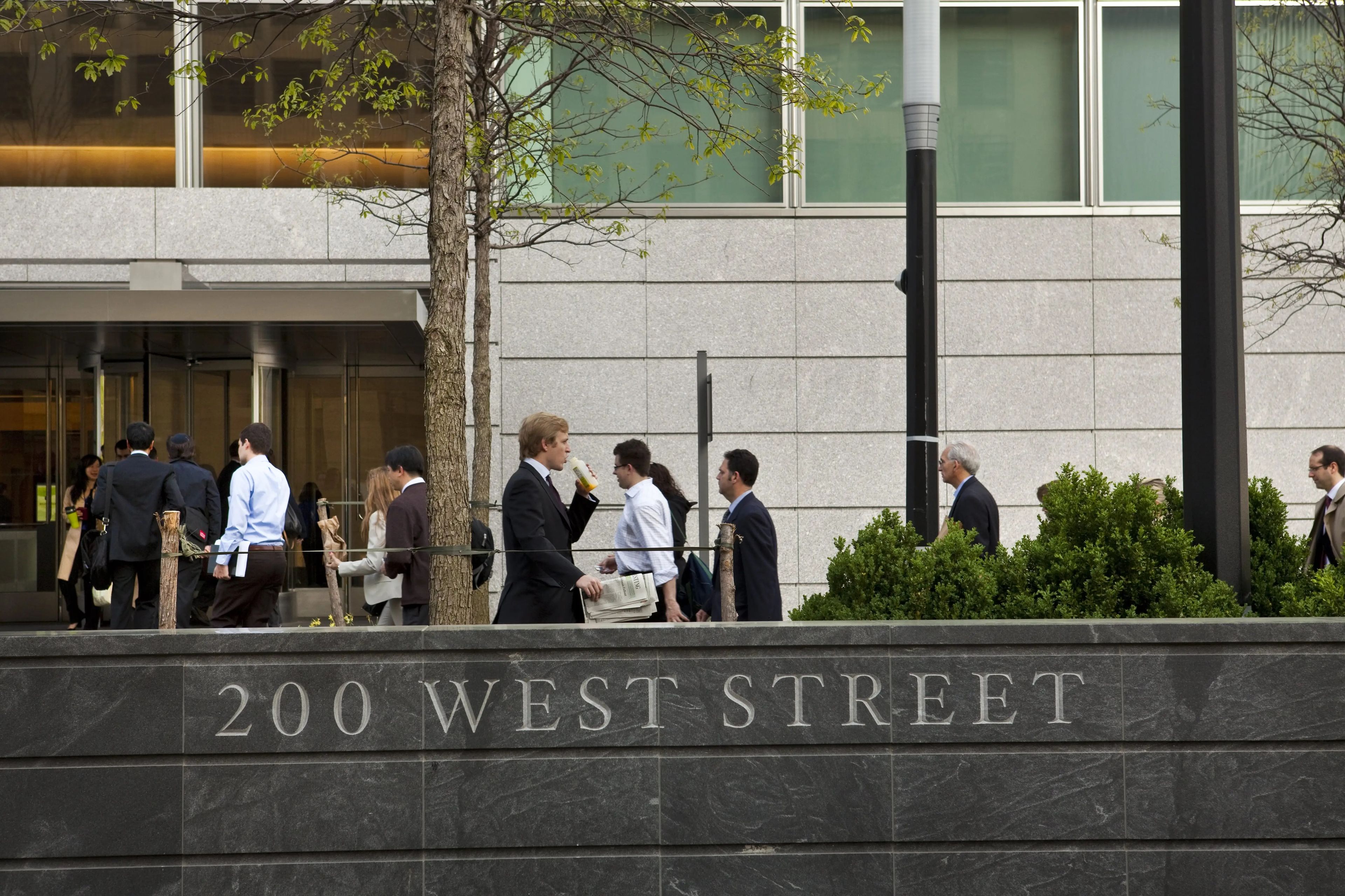 Gente en la sede de Goldman Sachs en 200 West Street.