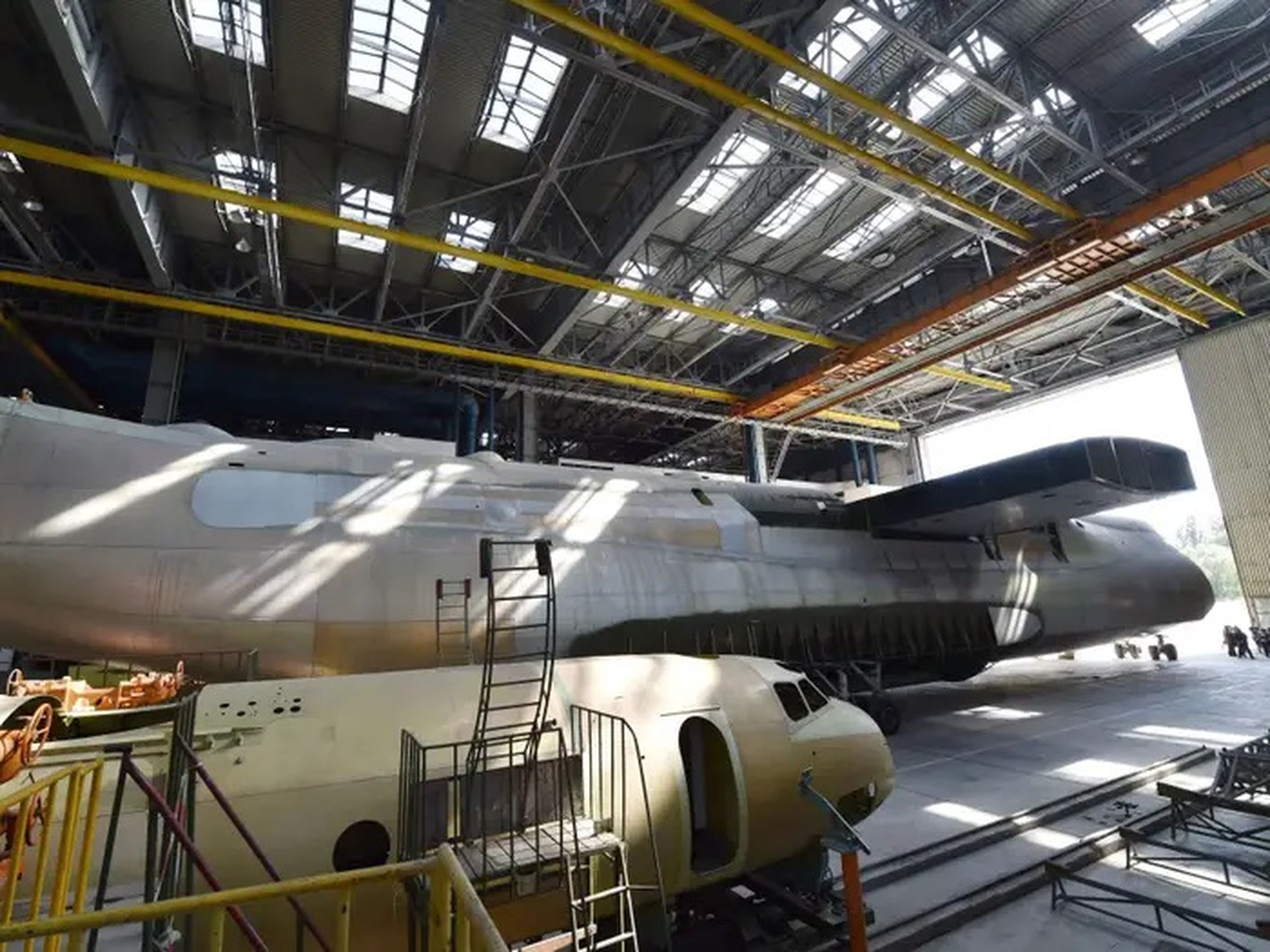 Un segundo modelo del avión de carga An-225 en la fábrica de aviones Antonov de Kiev en septiembre de 2016.