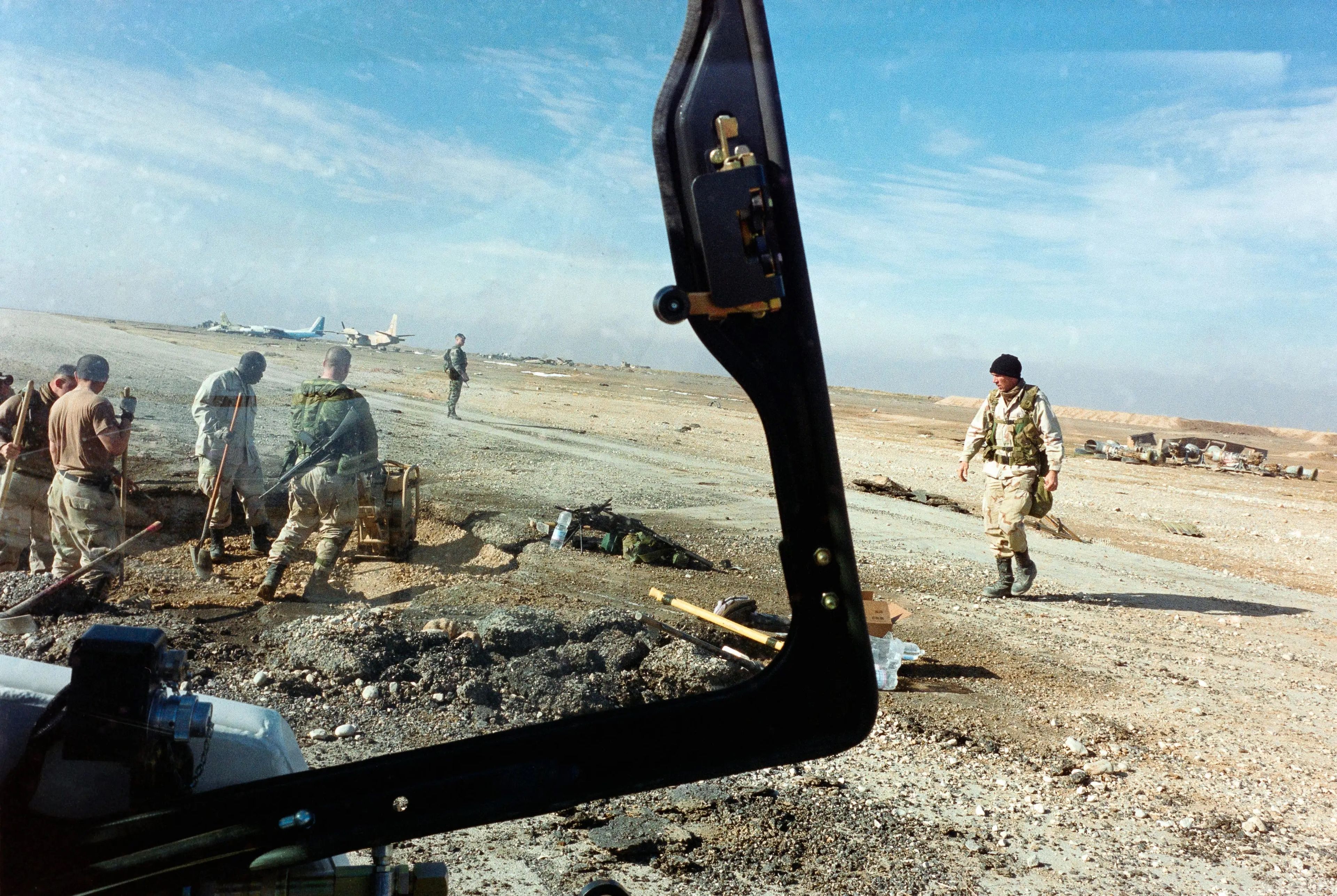 Soldados franceses y estadounidenses reparando el aeródromo de Mazar-i-Sharif, en Afganistán, en noviembre de 2001.