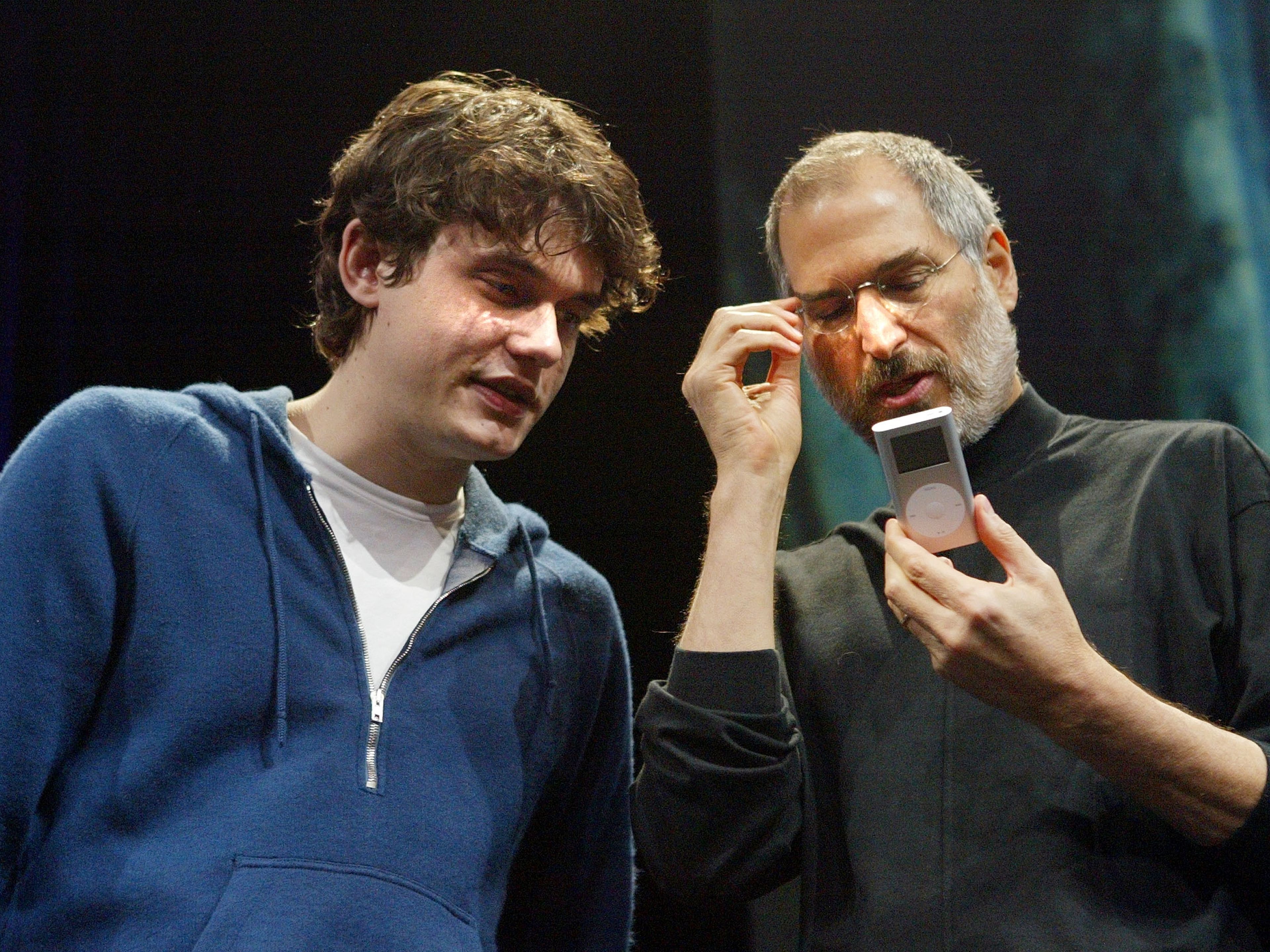 Steve Jobs, John Mayer y el iPod.
