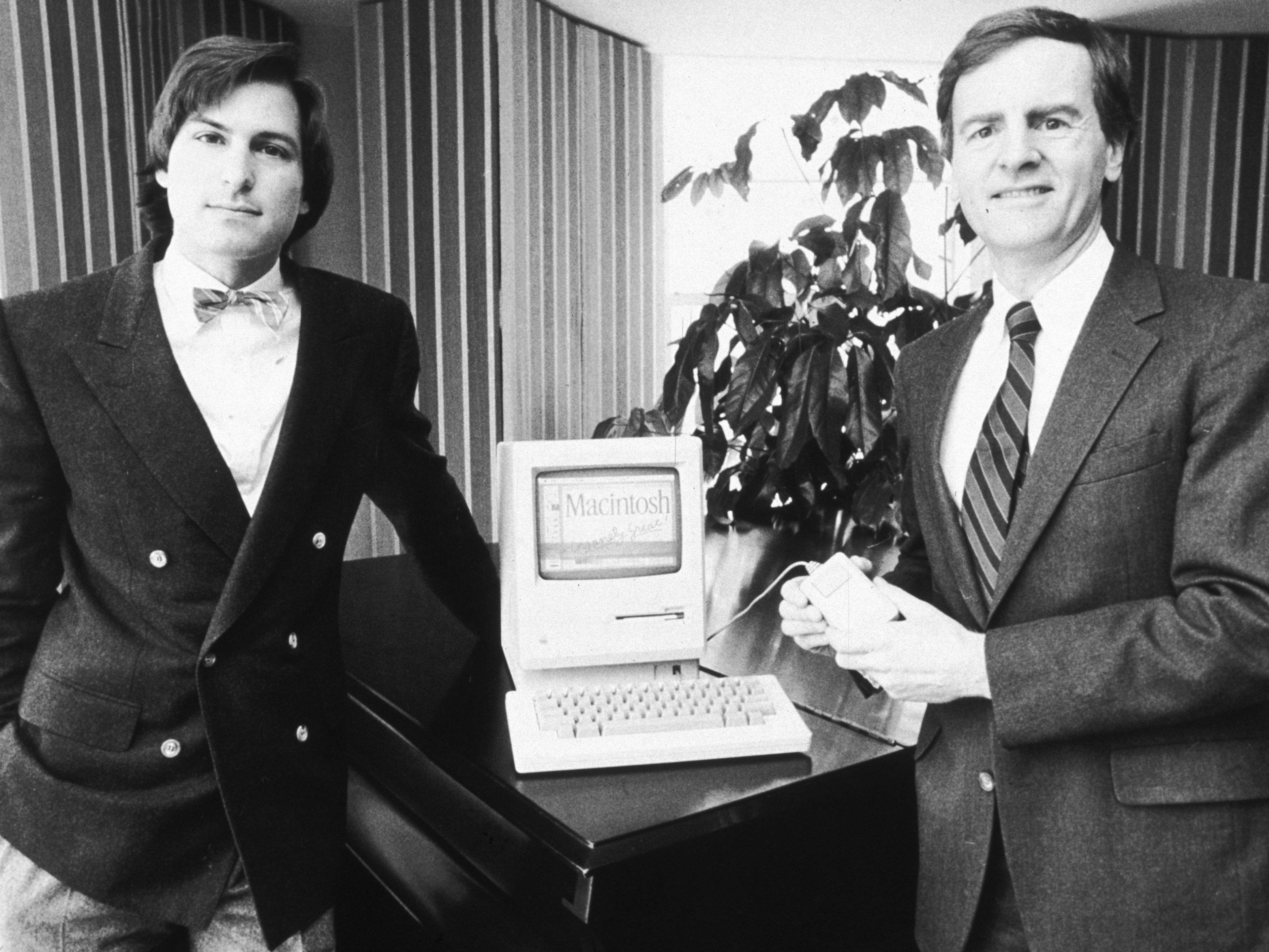 Steve Jobs y John Sculley, presidente de Apple, posan con el nuevo ordenador personal Macintosh. 