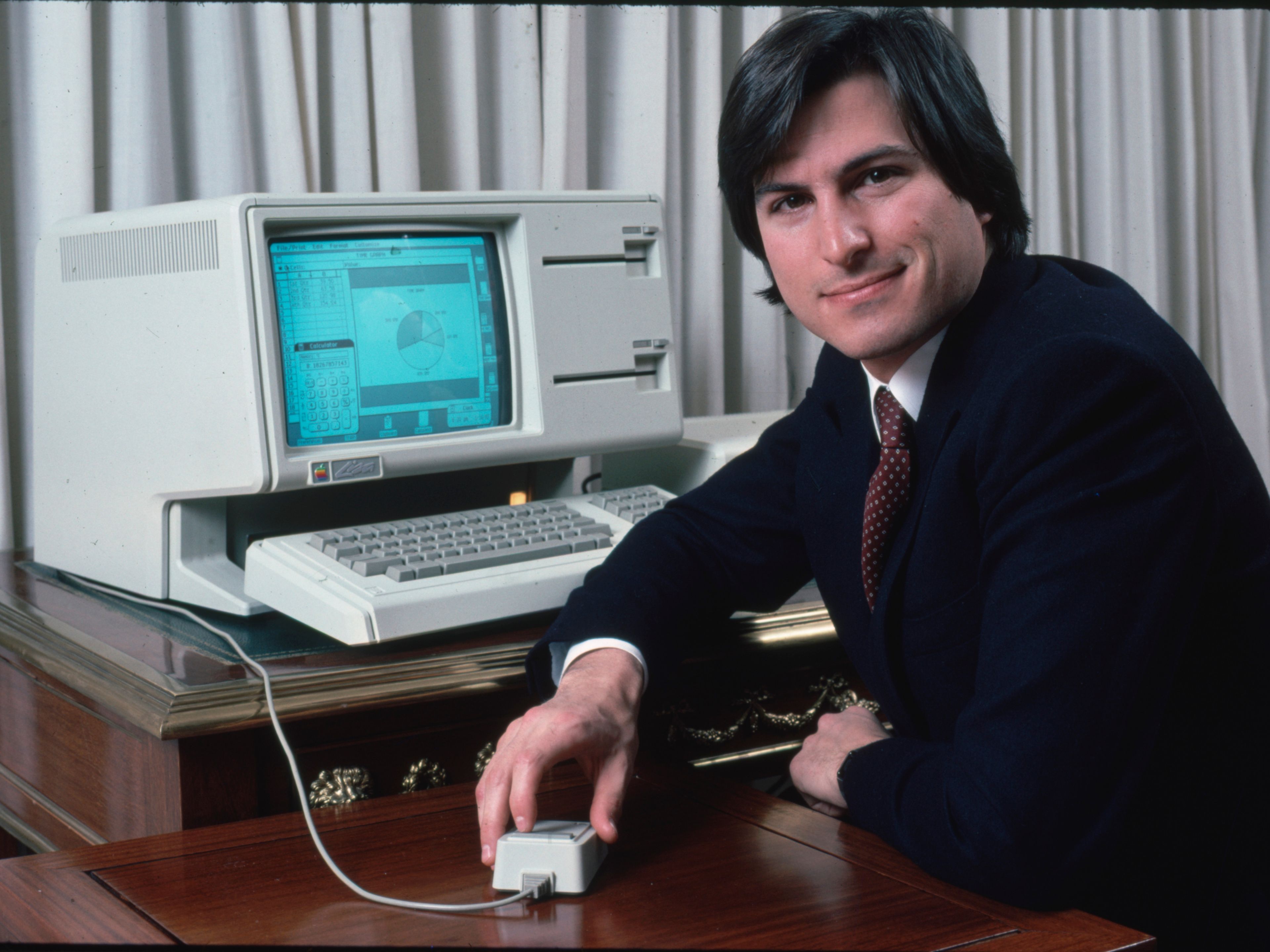Steve Jobs con el ordenador Lisa en 1983. 