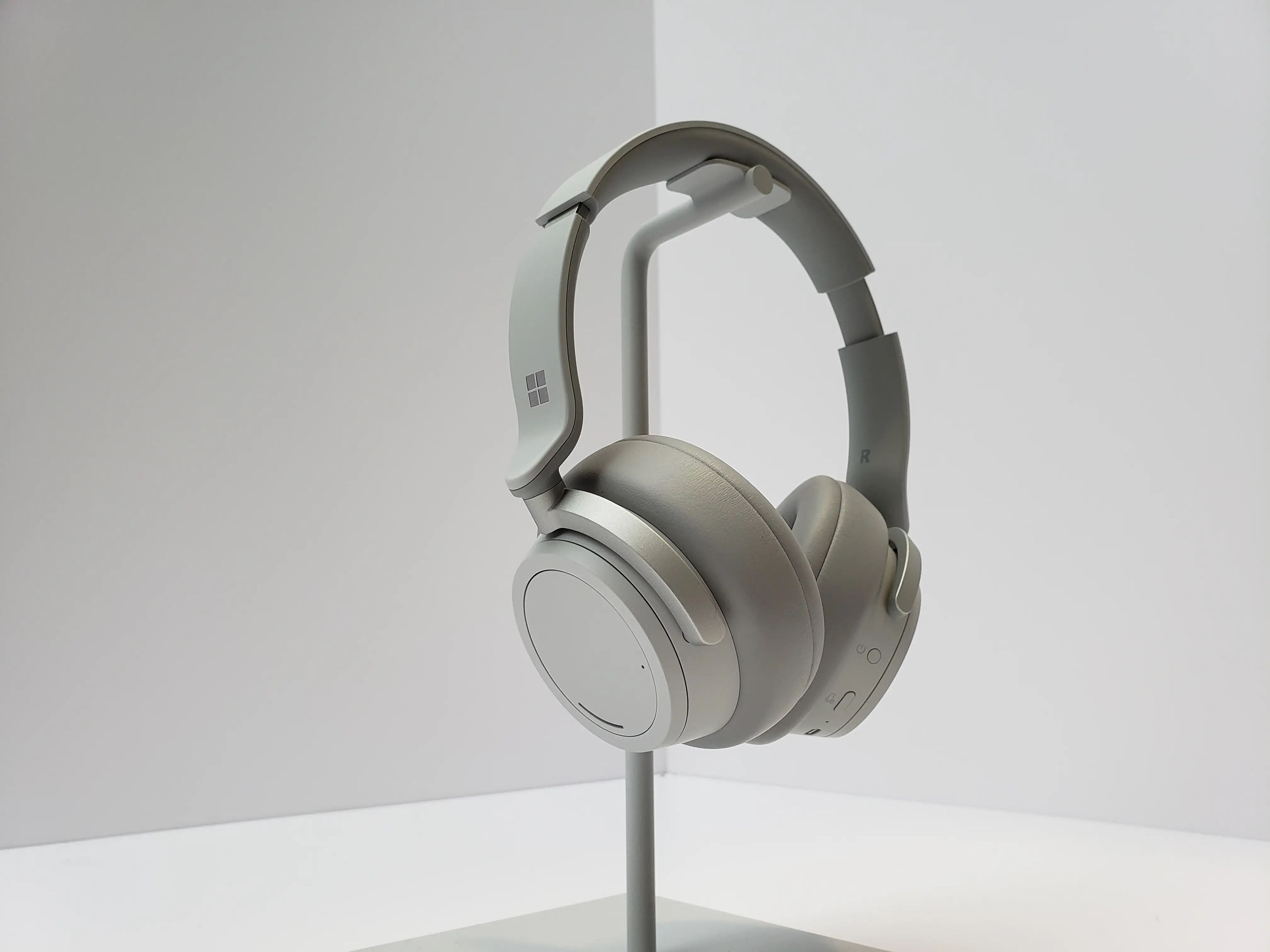 Los Surface Headphones 2, de 280 euros, contaban con cancelación de ruido y permitían hablar con el asistente de voz Cortana.